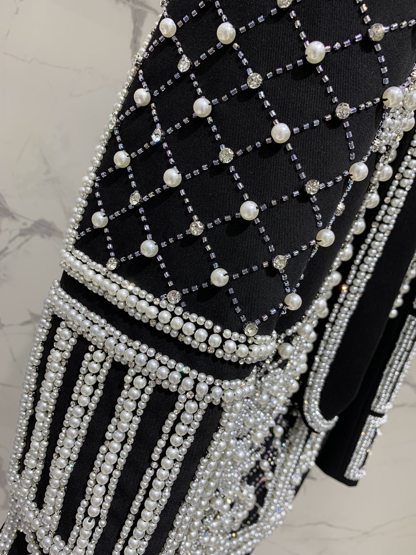 Жакет женский в стиле Balmain из плотной костюмной ткани чёрного цвета с ручной жемчужной вышивкой