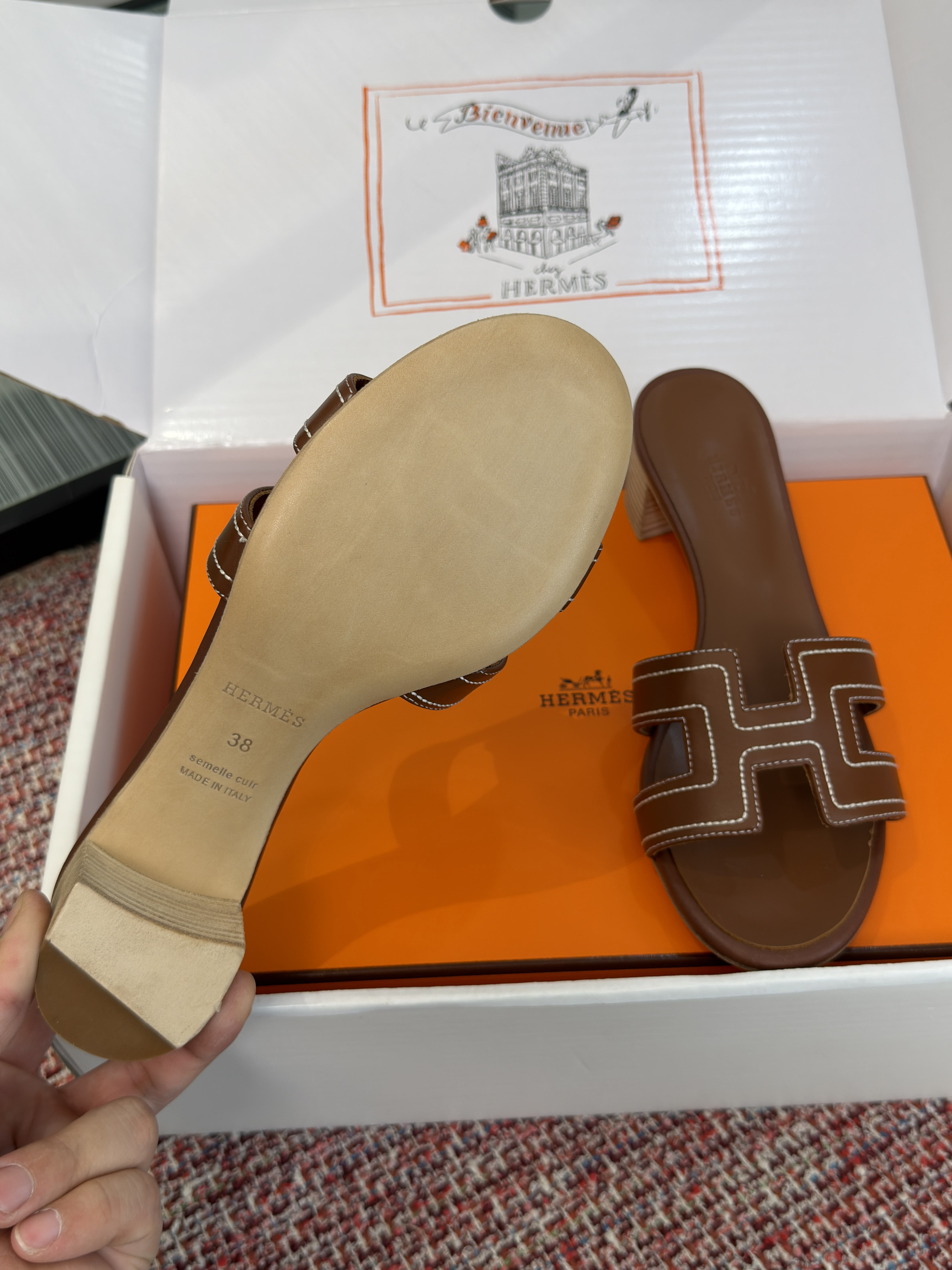 Шлёпанцы женские Hermès Oran коричневого цвета на каблуке