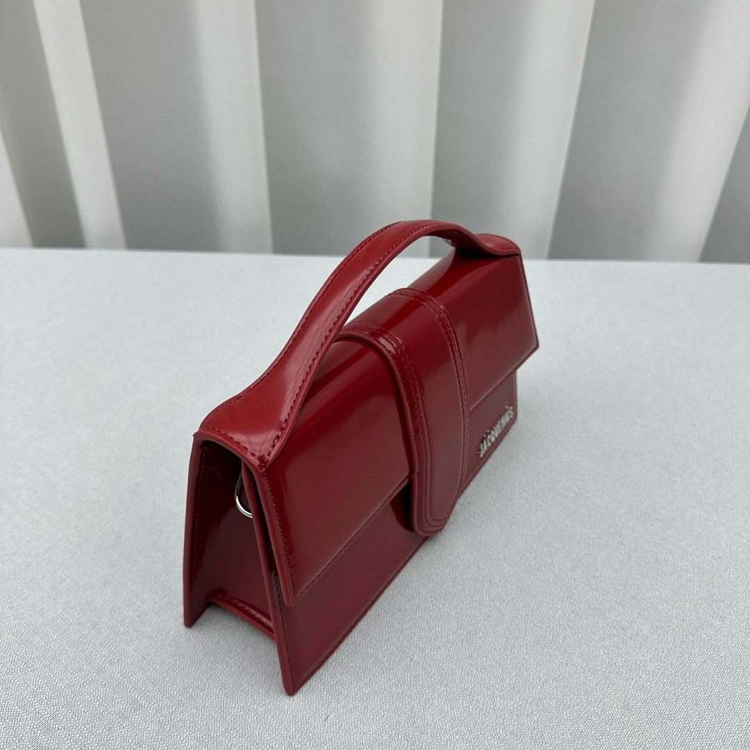 Сумка женская в стиле Jacquemus Bambino из лакированной кожи красного цвета