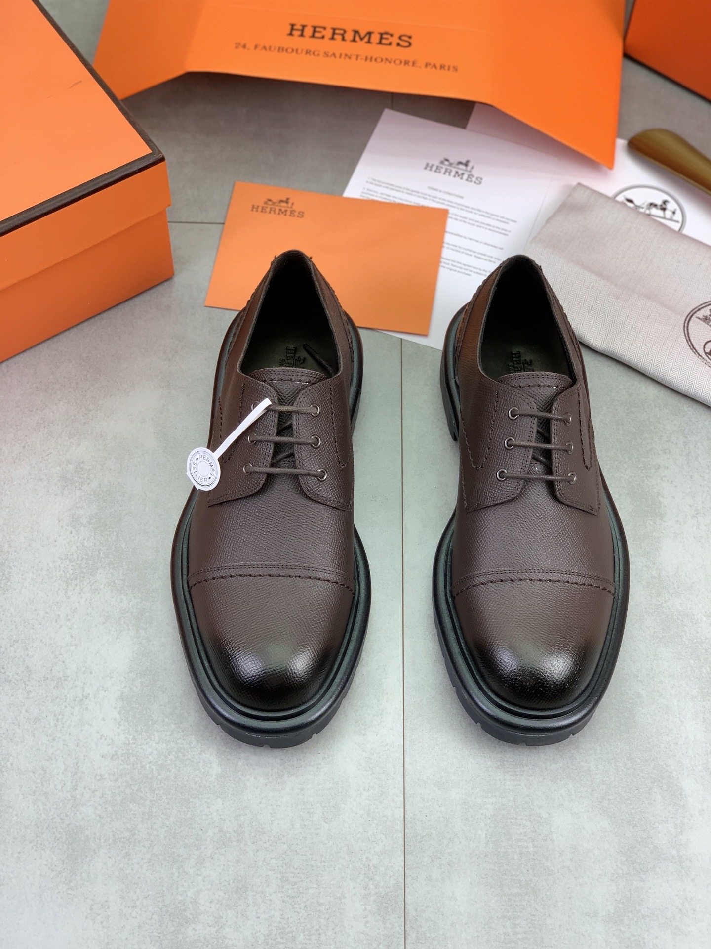 Дерби мужские в стиле Hermes из натуральной зернистой кожи коричневого цвета