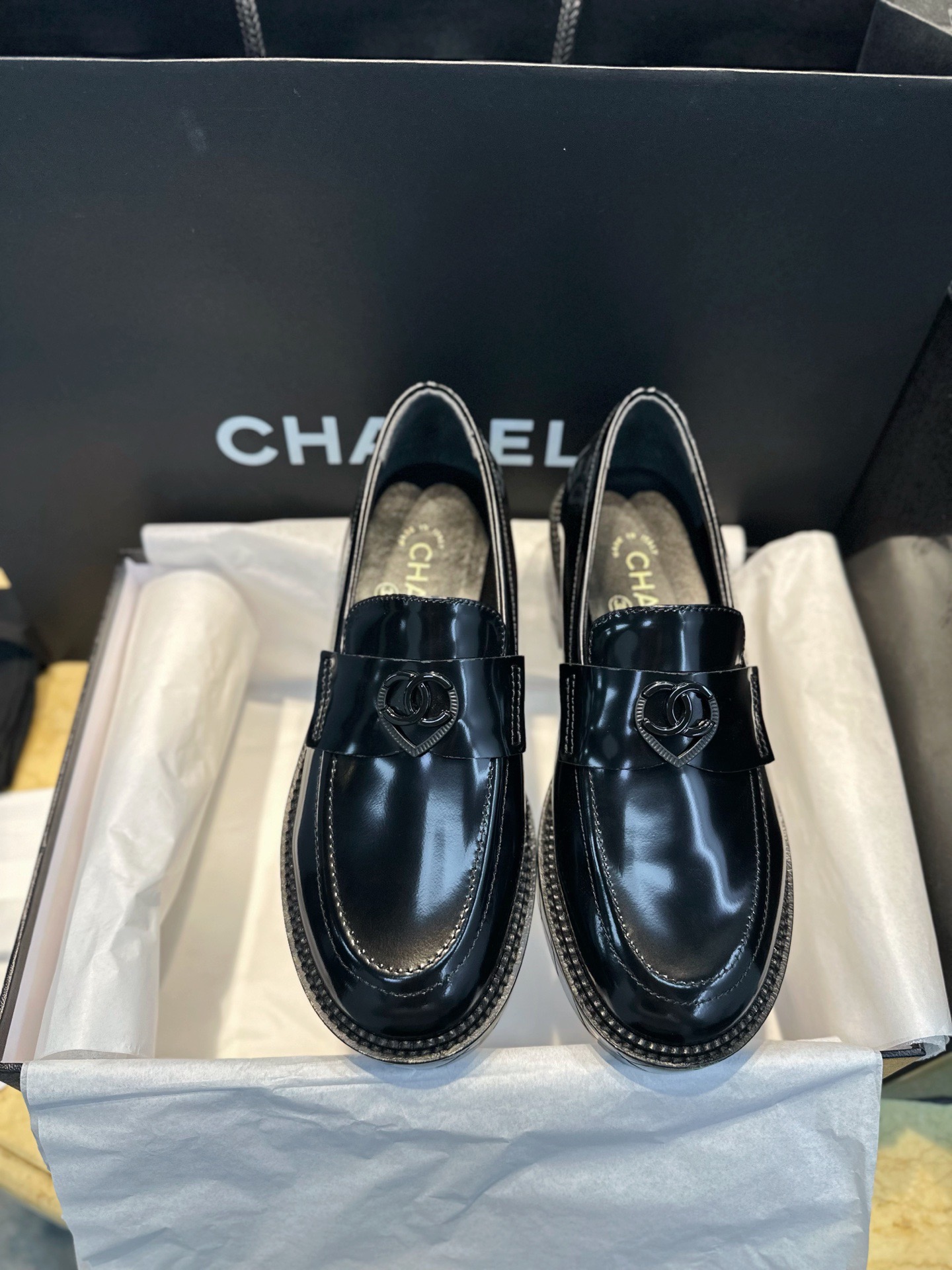 Лоферы женские в стиле Chanel из натуральной кожи черного цвета
