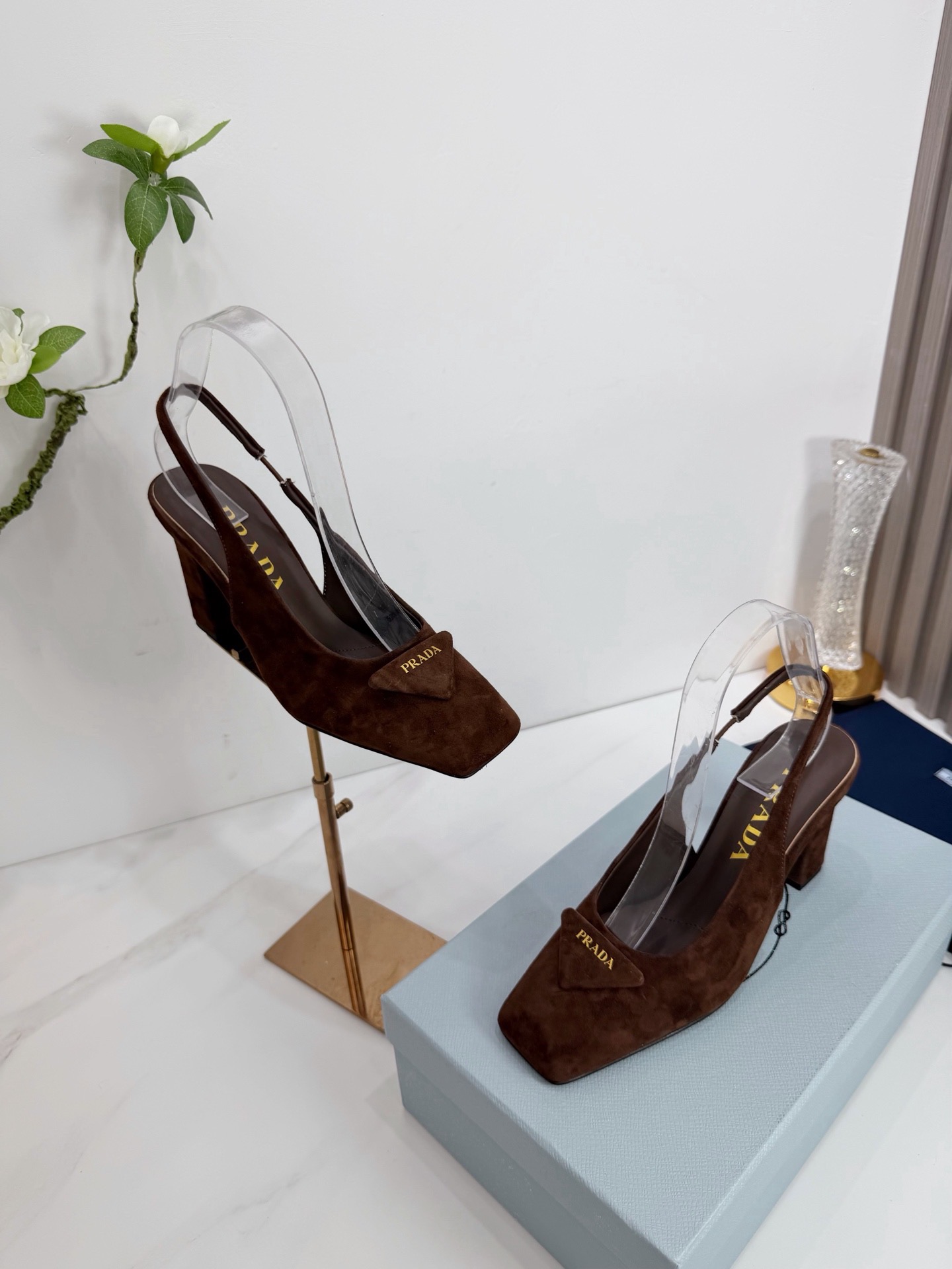 Туфли женские Prada из натуральной замши коричневого цвета