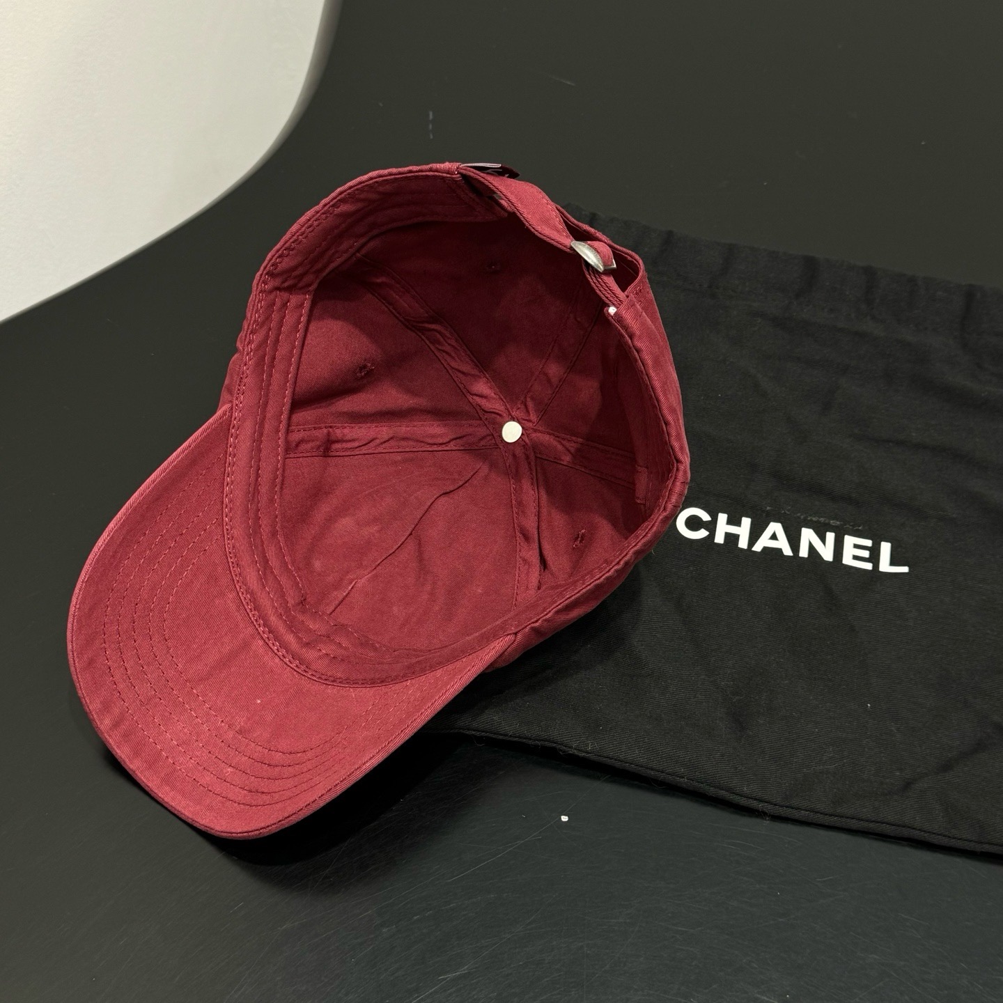 Бейсболка Chanel с вышитой монограммой бордового цвета