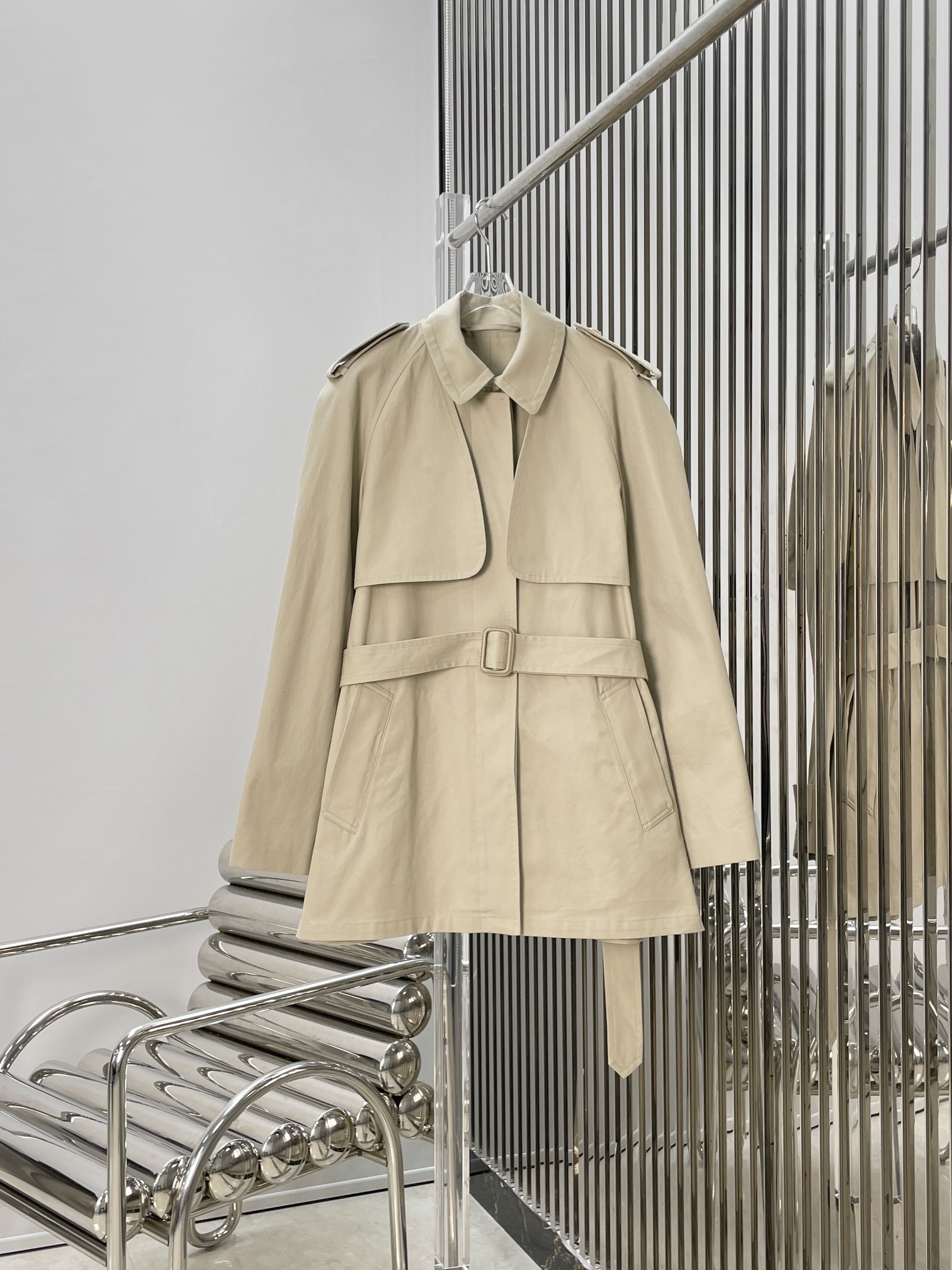 Тренч женский в стиле The Row чёрного и бежевого цвета с поясом и трансформируемым дизайном