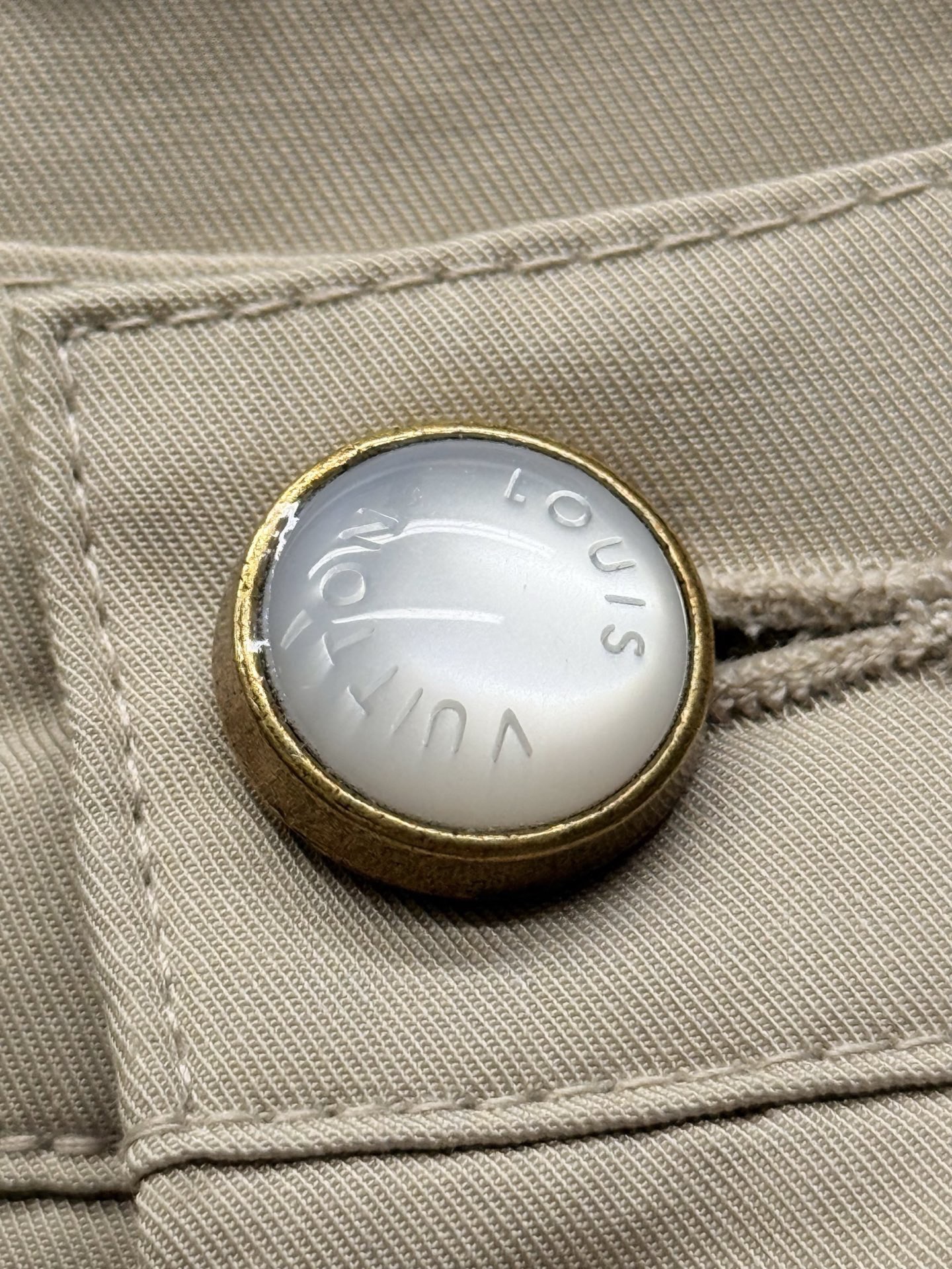 Шорты мужские в стиле Louis Vuitton из бежевого цвета с вышивкой
