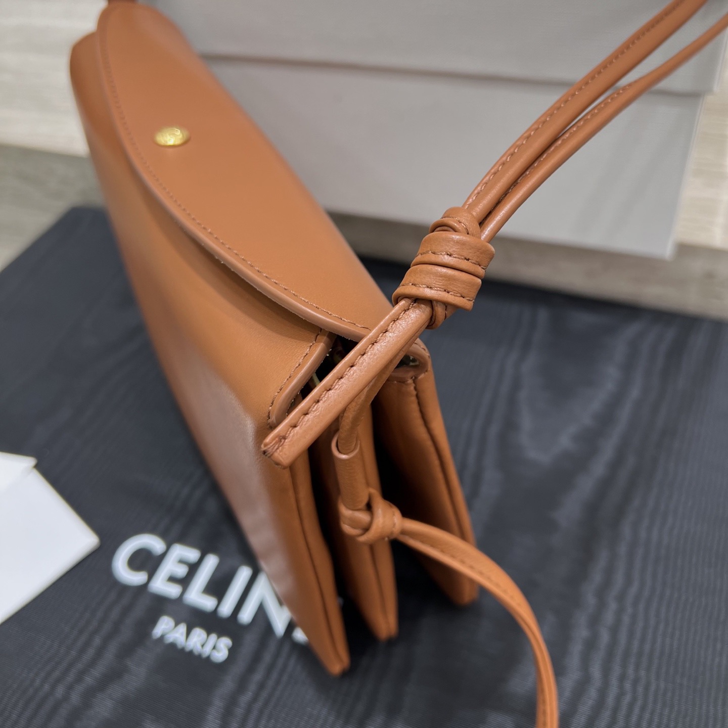 Сумка женская в стиле Celine Trio Flap карамельного цвета