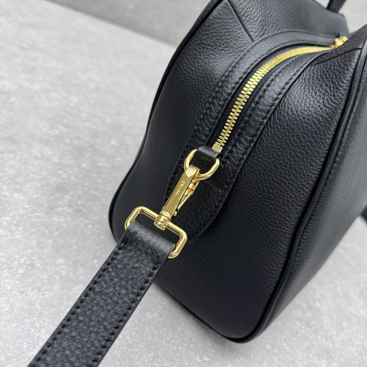 Сумка женская в стиле Prada Hobo 6861 чёрного цвета 
