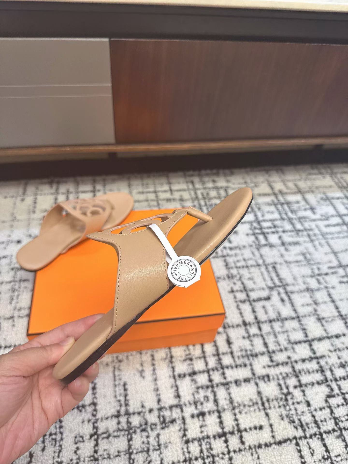 Сандалии женские в стиле Hermès Oran бежевого цвета