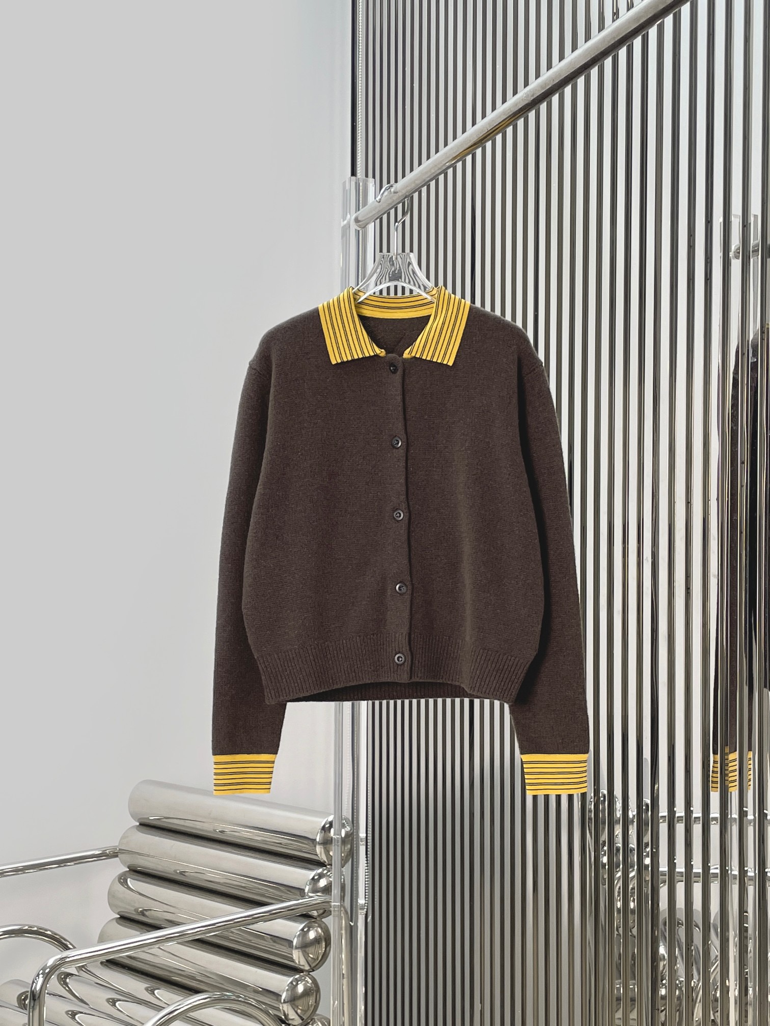 Кардиган женский в стиле Prada коричневого цвета с контрастным воротником и декоративной отделкой