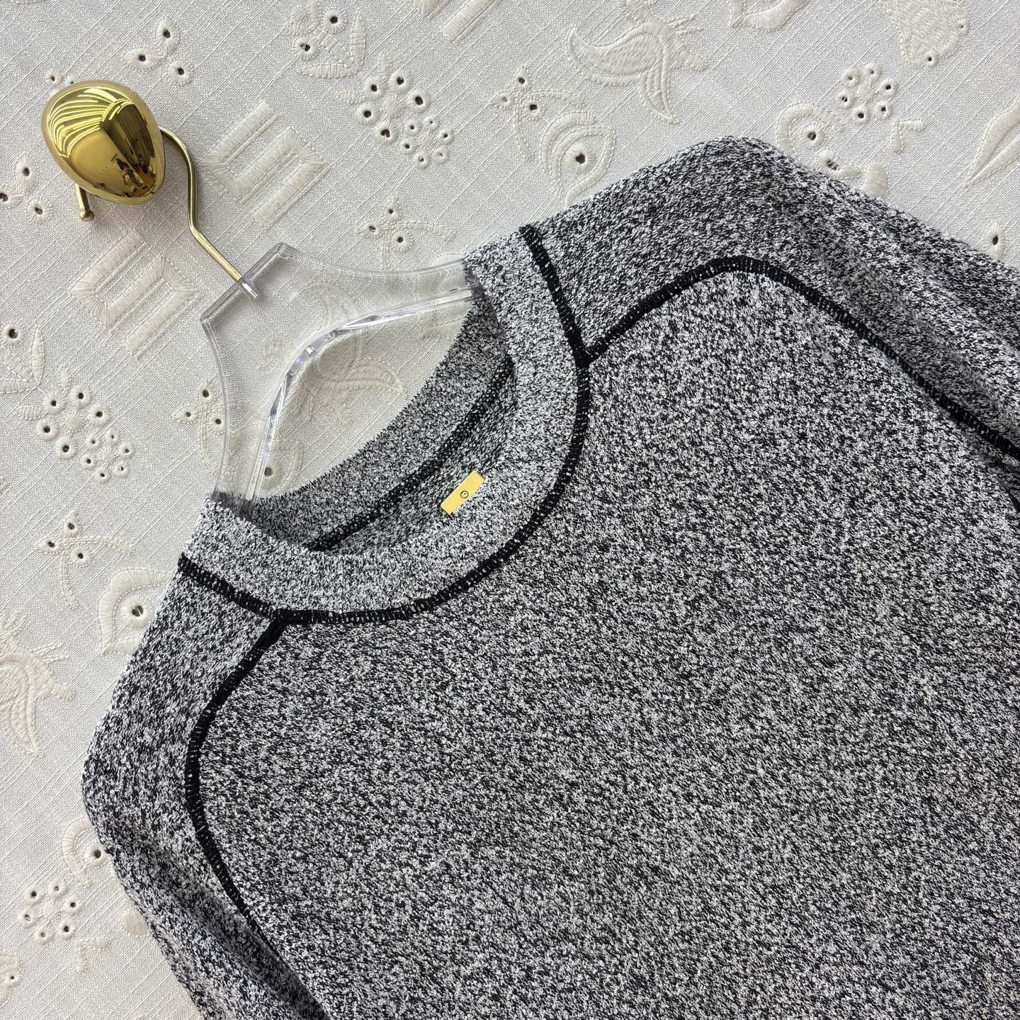 Футболка женская в стиле Schiaparelli серого цвета с контрастной отделкой швов