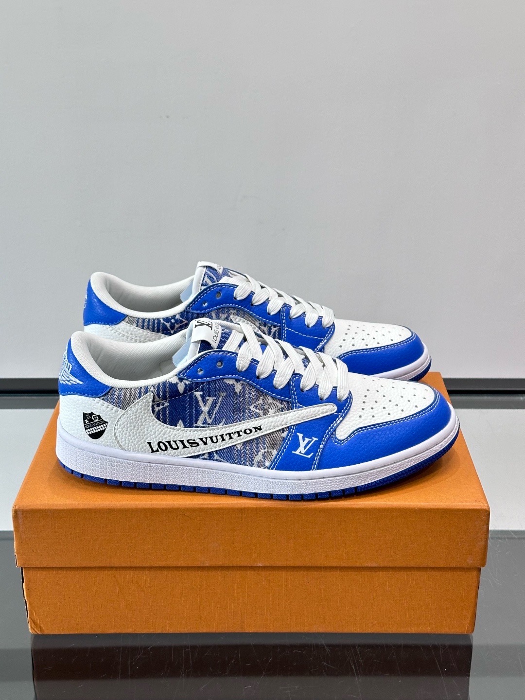 Кроссовки мужские в стиле Louis Vuitton x Nike Dunk Low с принтом принтом синего и белого цвета