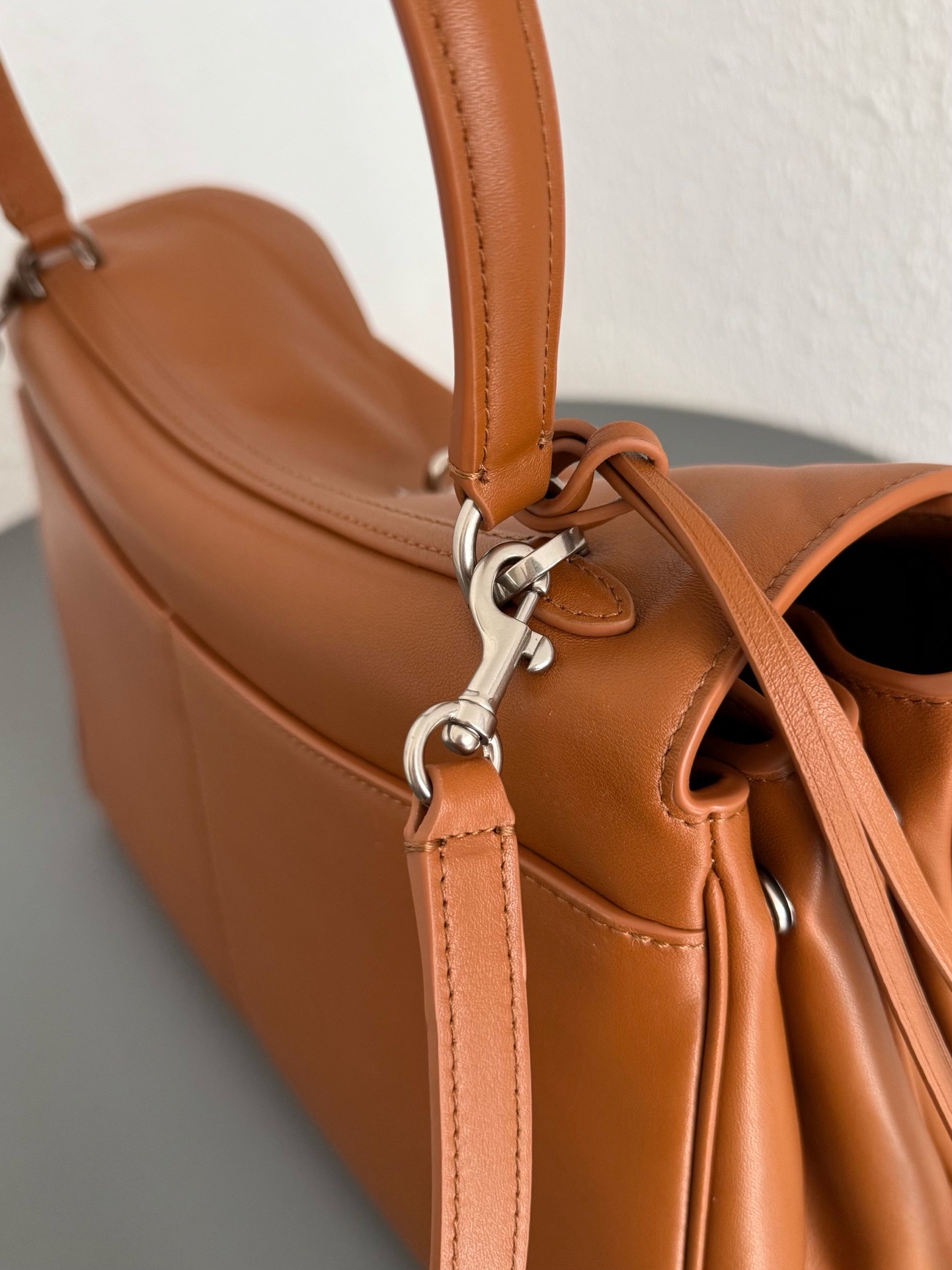 Сумка женская Balenciaga Rodeo Drive рыжего цвета