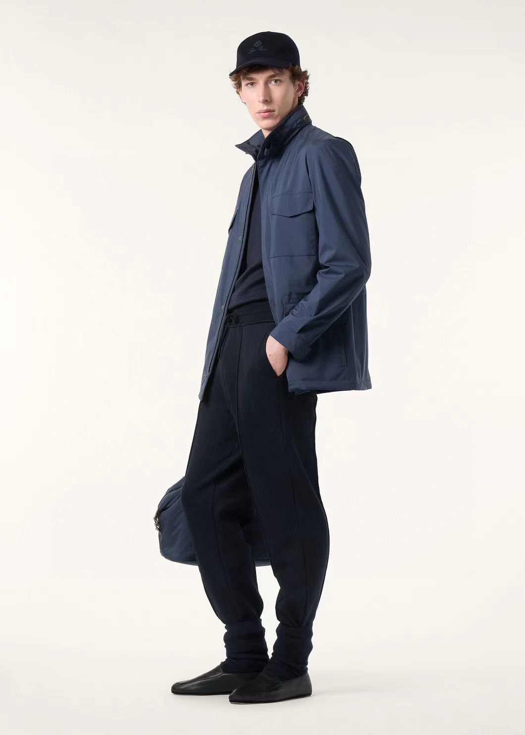 Куртка мужская в стиле Loro Piana Traveller Windmate® из технологичной ткани синего цвета с капюшоном