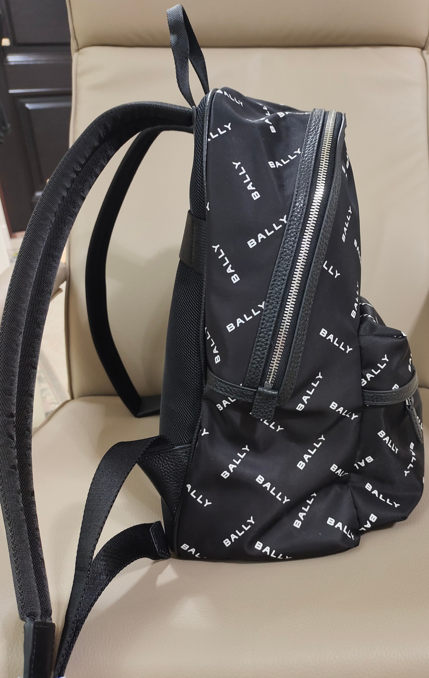 Рюкзак унисекс в стиле Bally из водоотталкивающего текстиля с кожаными элементами чёрного цвета