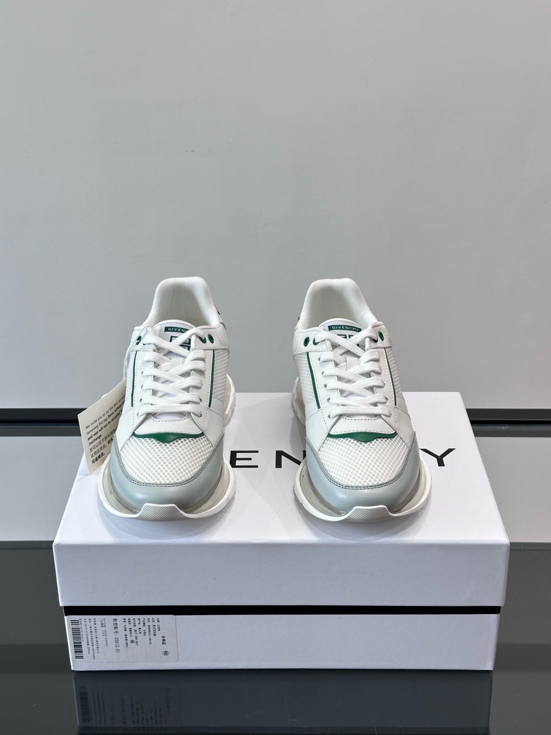 Кроссовки мужские Givenchy белого цвета с зелеными деталями
