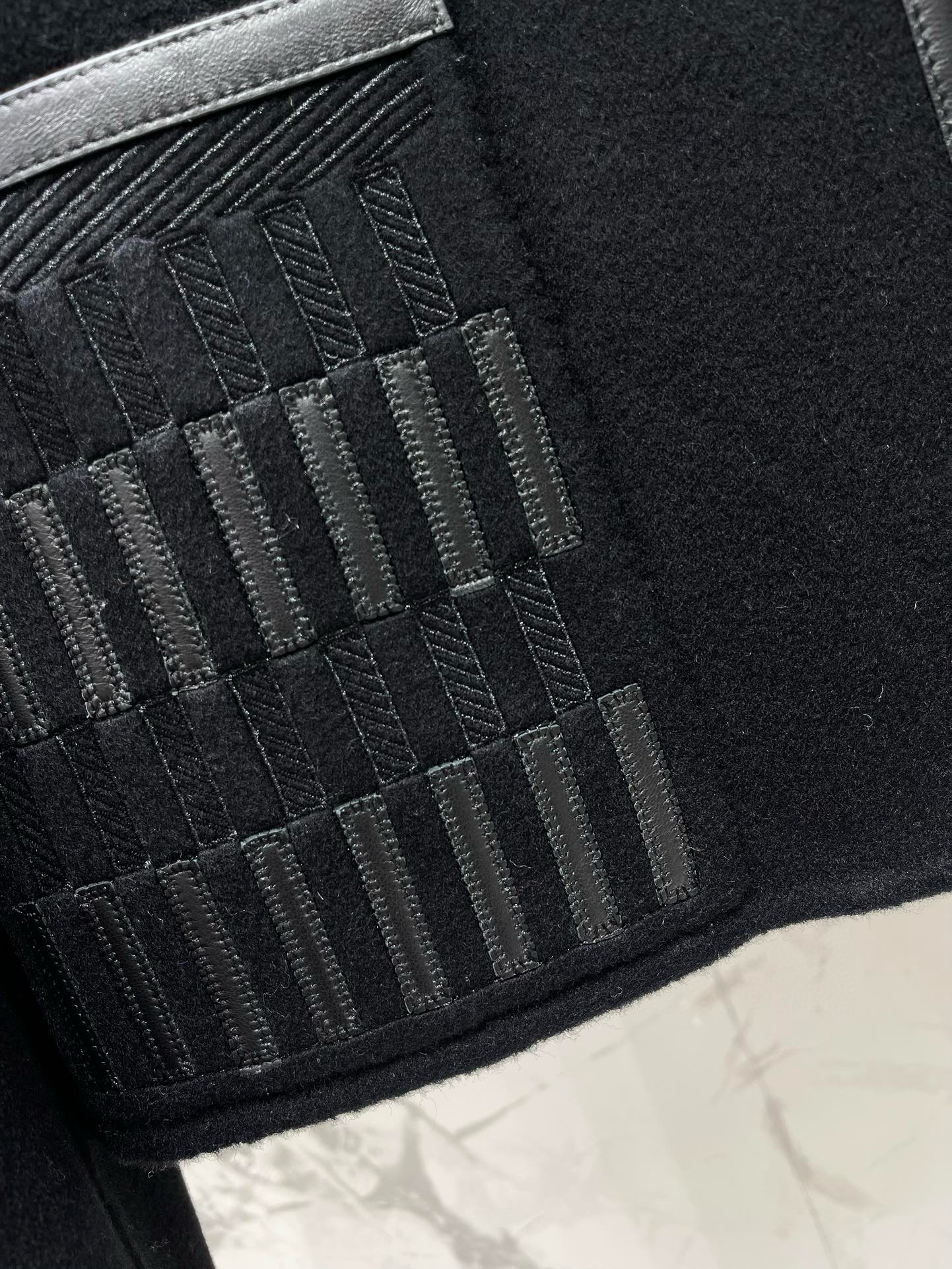 Жакет женский в стиле Hermès с вышивкой и кожаной отделкой, чёрного цвета