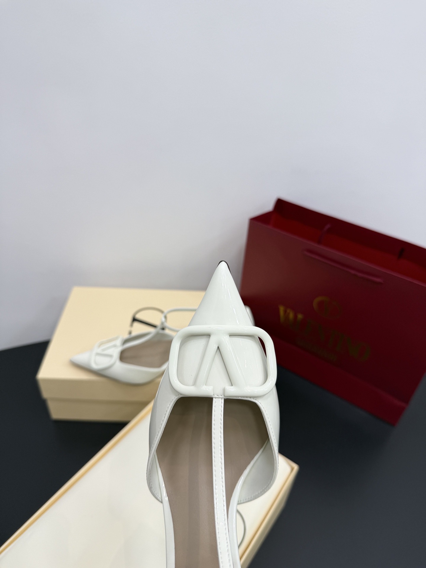 Туфли женские в стиле Valentino VLogo из лаковой натуральной кожи белого цвета