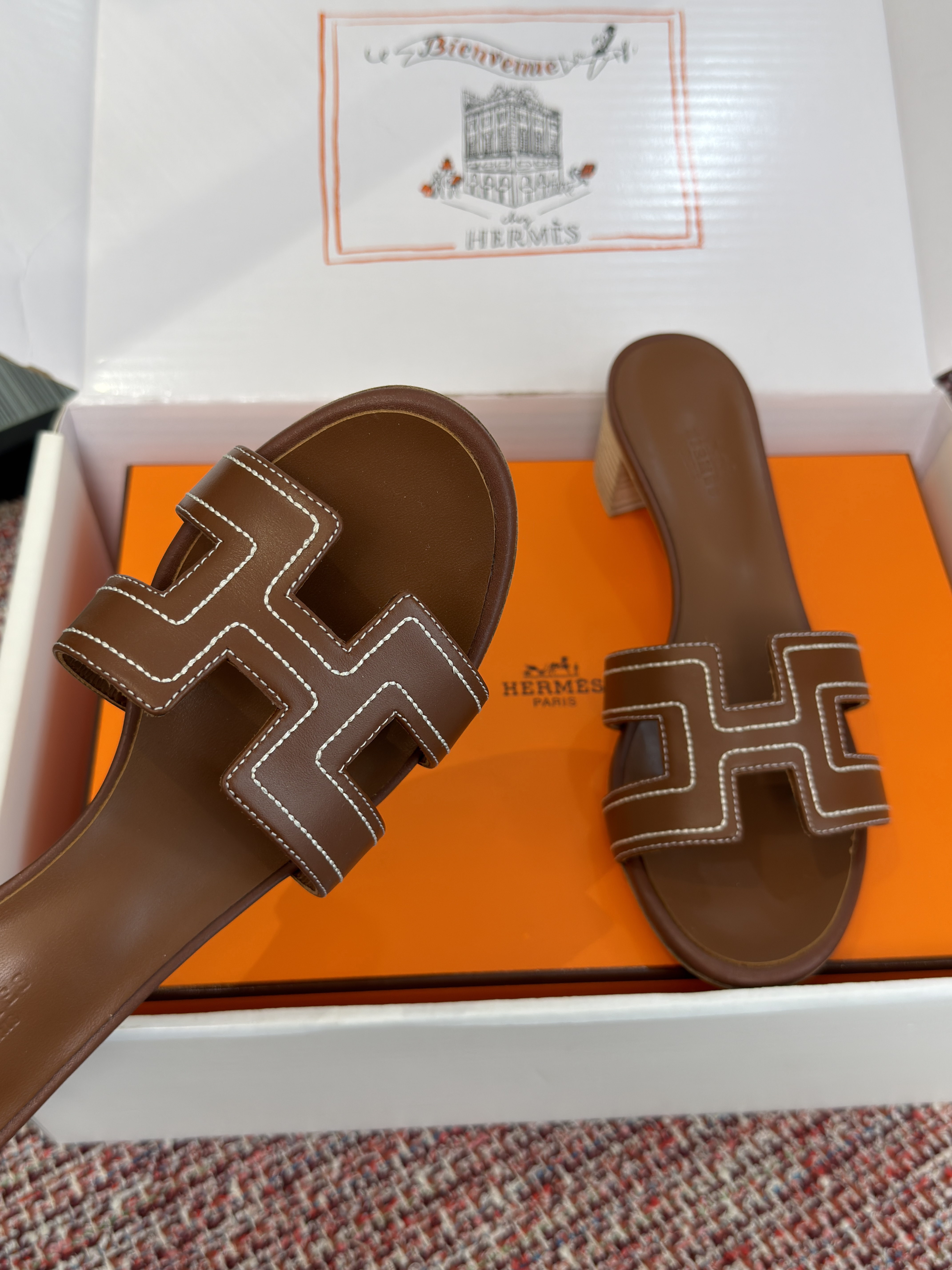 Шлёпанцы женские Hermès Oran коричневого цвета на каблуке