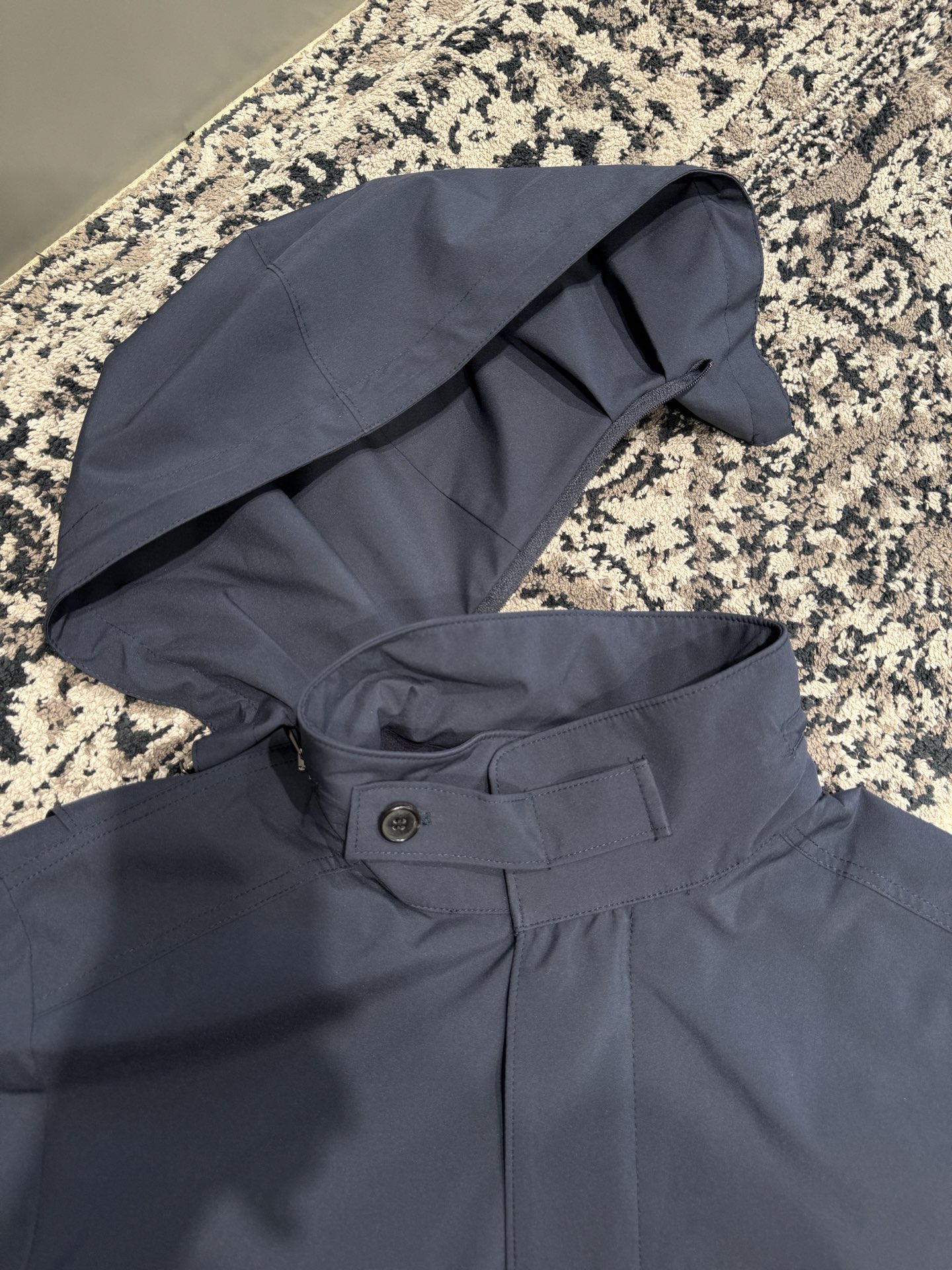 Куртка мужская в стиле Loro Piana Traveller Windmate® из технологичной ткани синего цвета с капюшоном