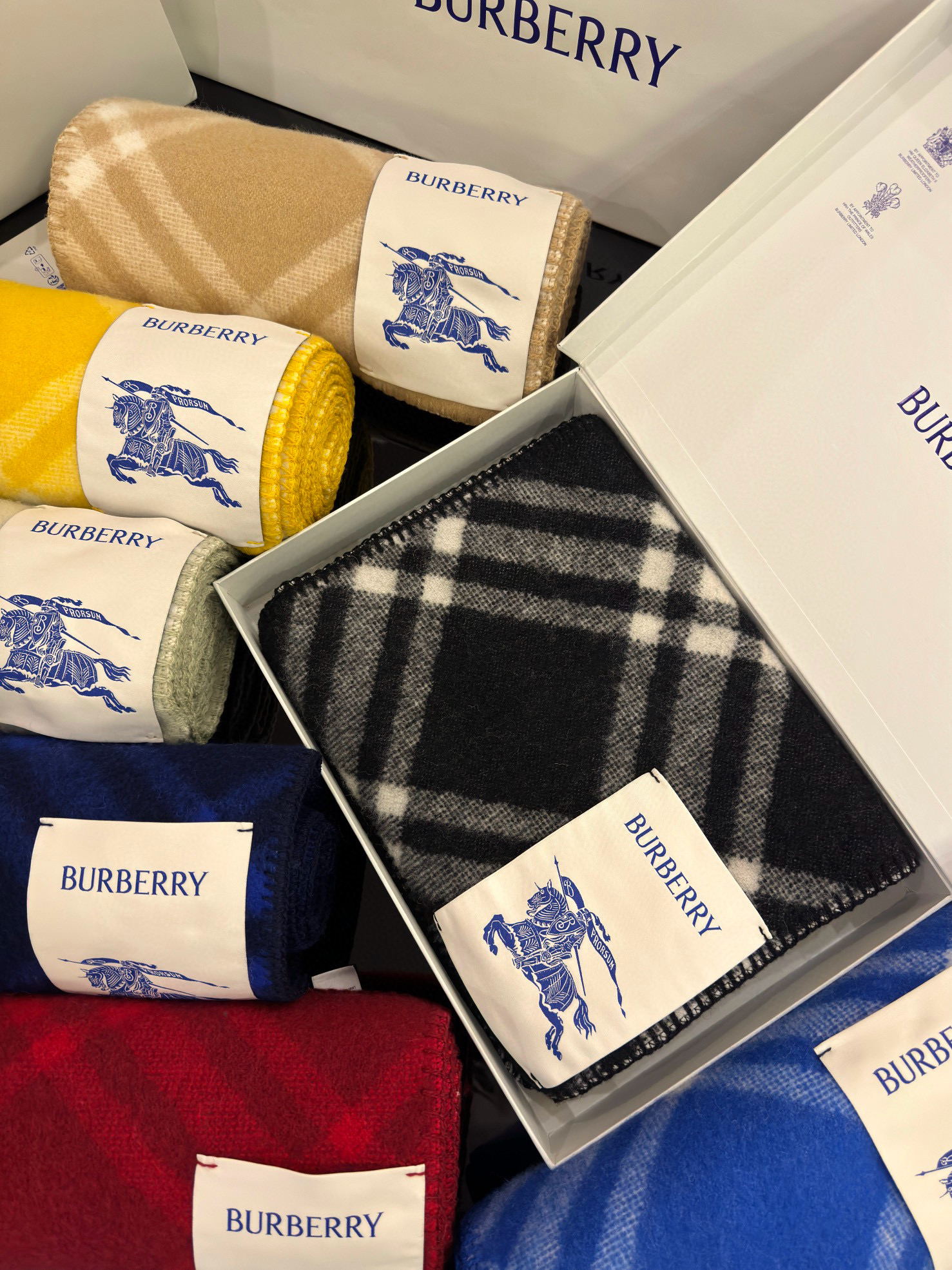 Шарф унисекс в стиле Burberry двусторонний из мягкой шерсти с диагональной клеткой красного  цвета