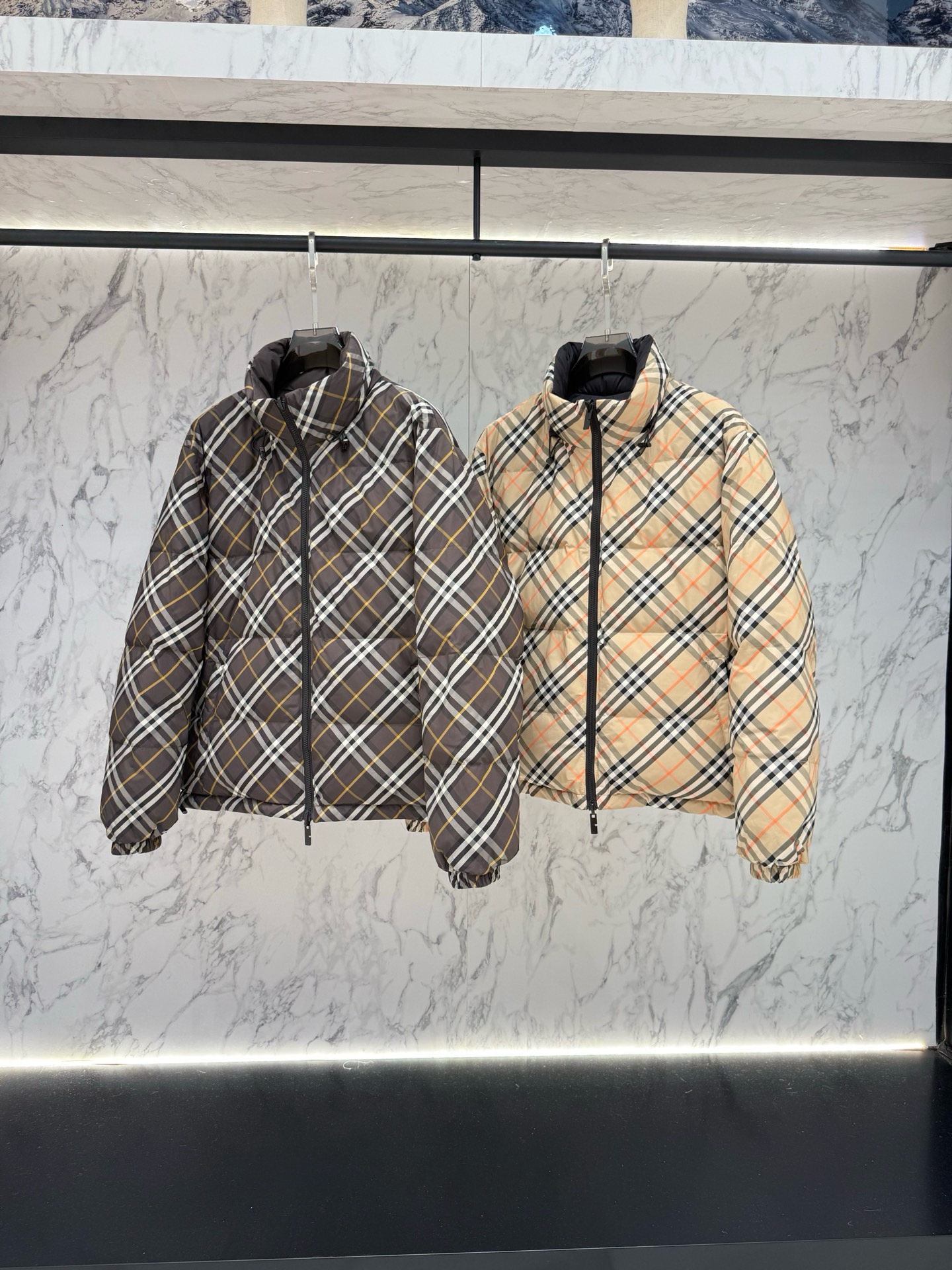 Пуховик мужской Burberry двусторонний коричневого цвета с фирменной клеткой и натуральным пухом