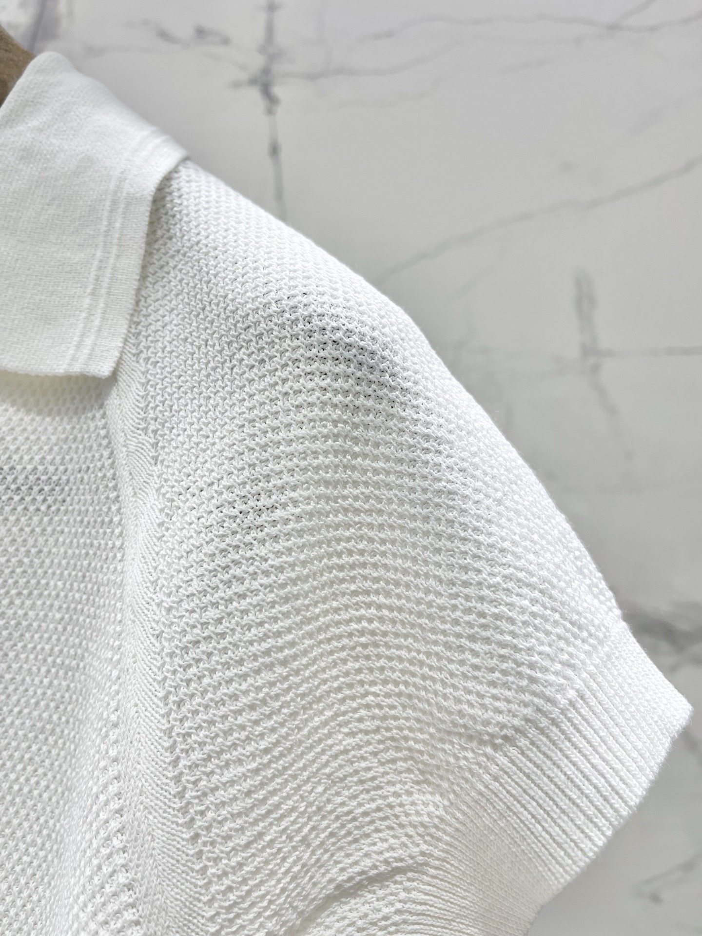 Поло женское в стиле Acne Studios с вышивкой логотипа белого цвета