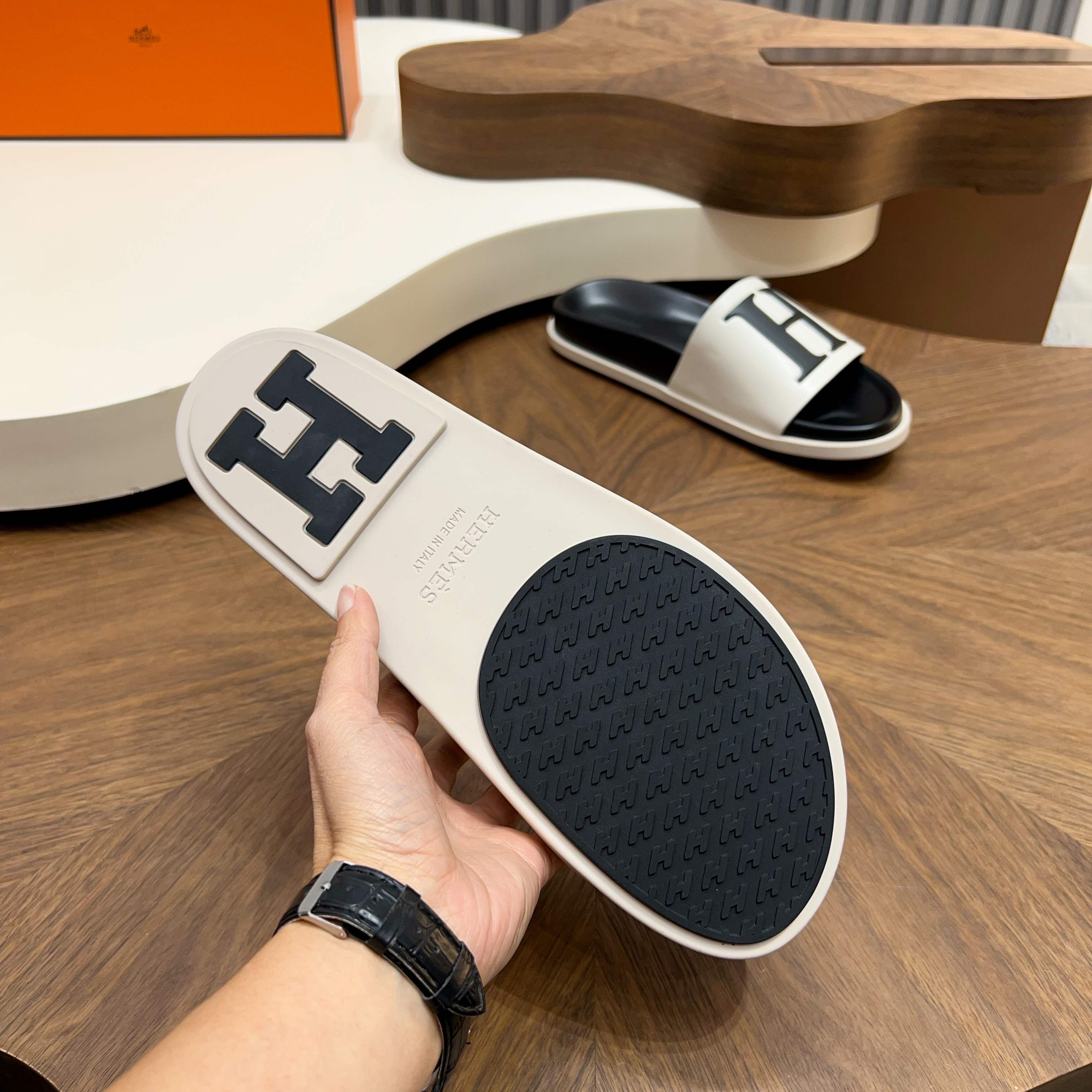 Шлёпанцы мужские в стиле Hermès Oran белого цвета