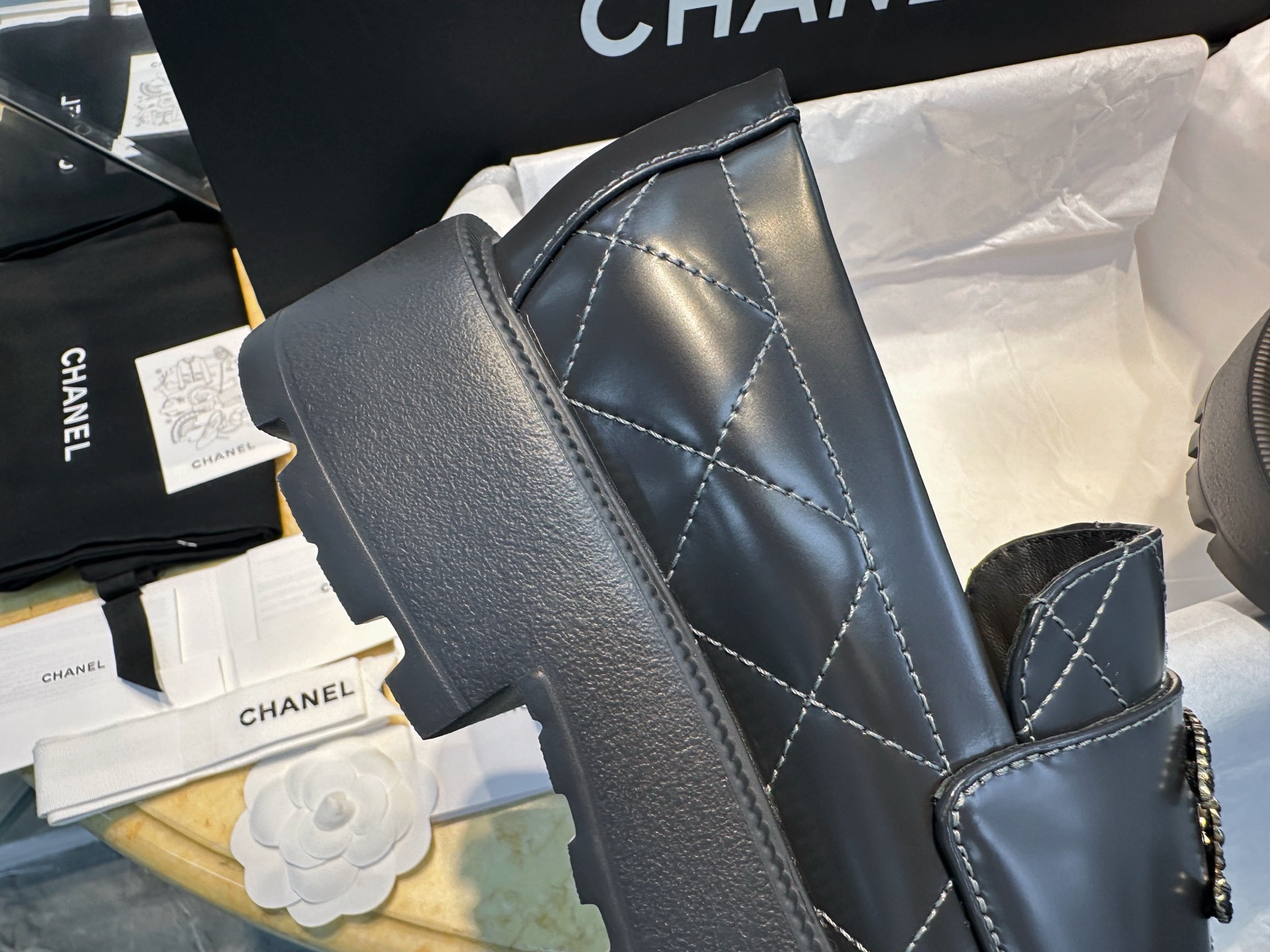 Лоферы женские в стиле Chanel 24B из натуральной кожи серого цвета