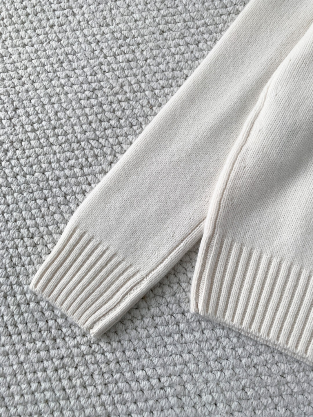 Свитер женский в стиле Prada из шерсти белого цвета с фирменной вышивкой