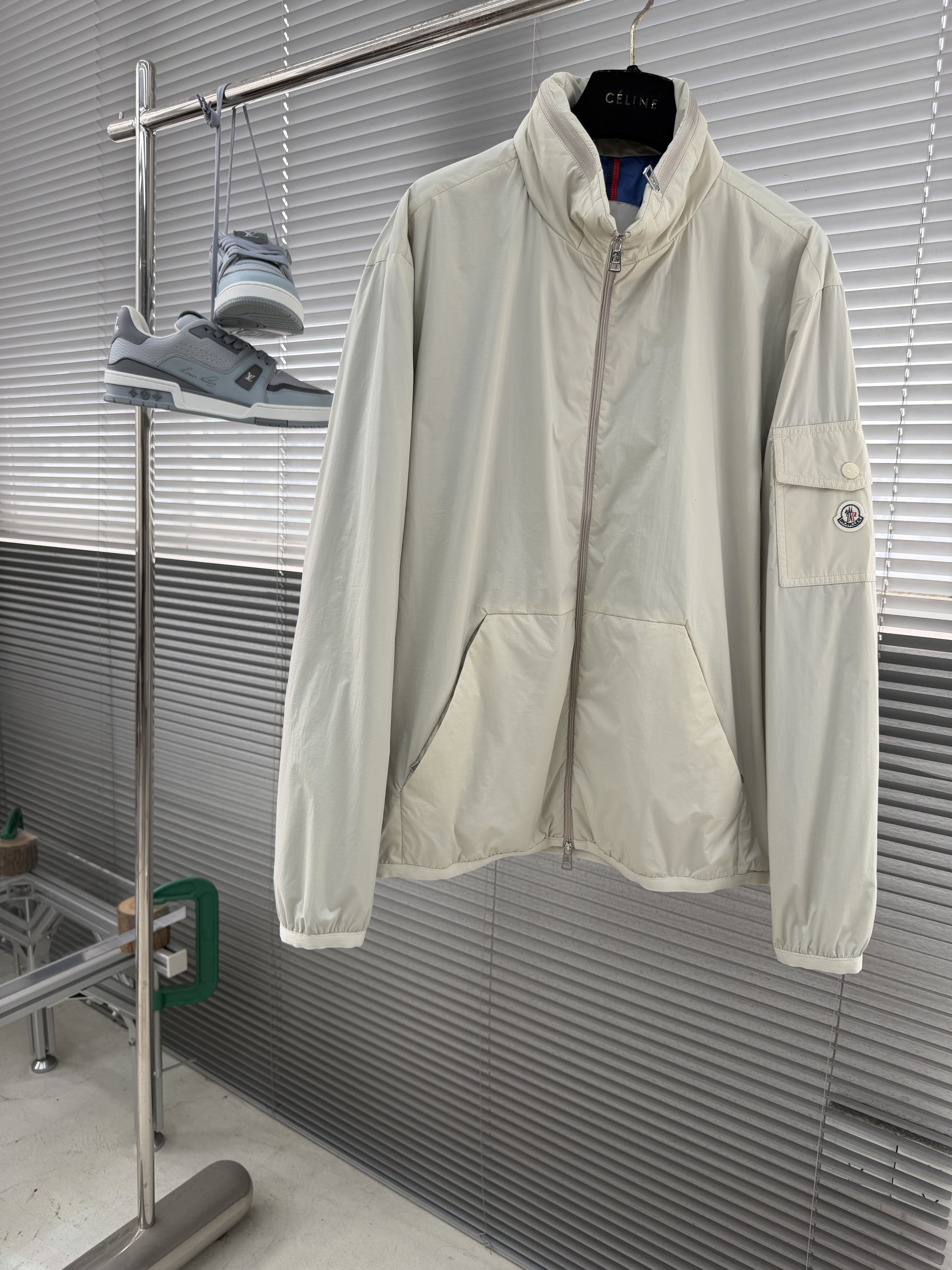 Куртка мужская в стиле Moncler лёгкая ветровка бежевого цвета на молнии