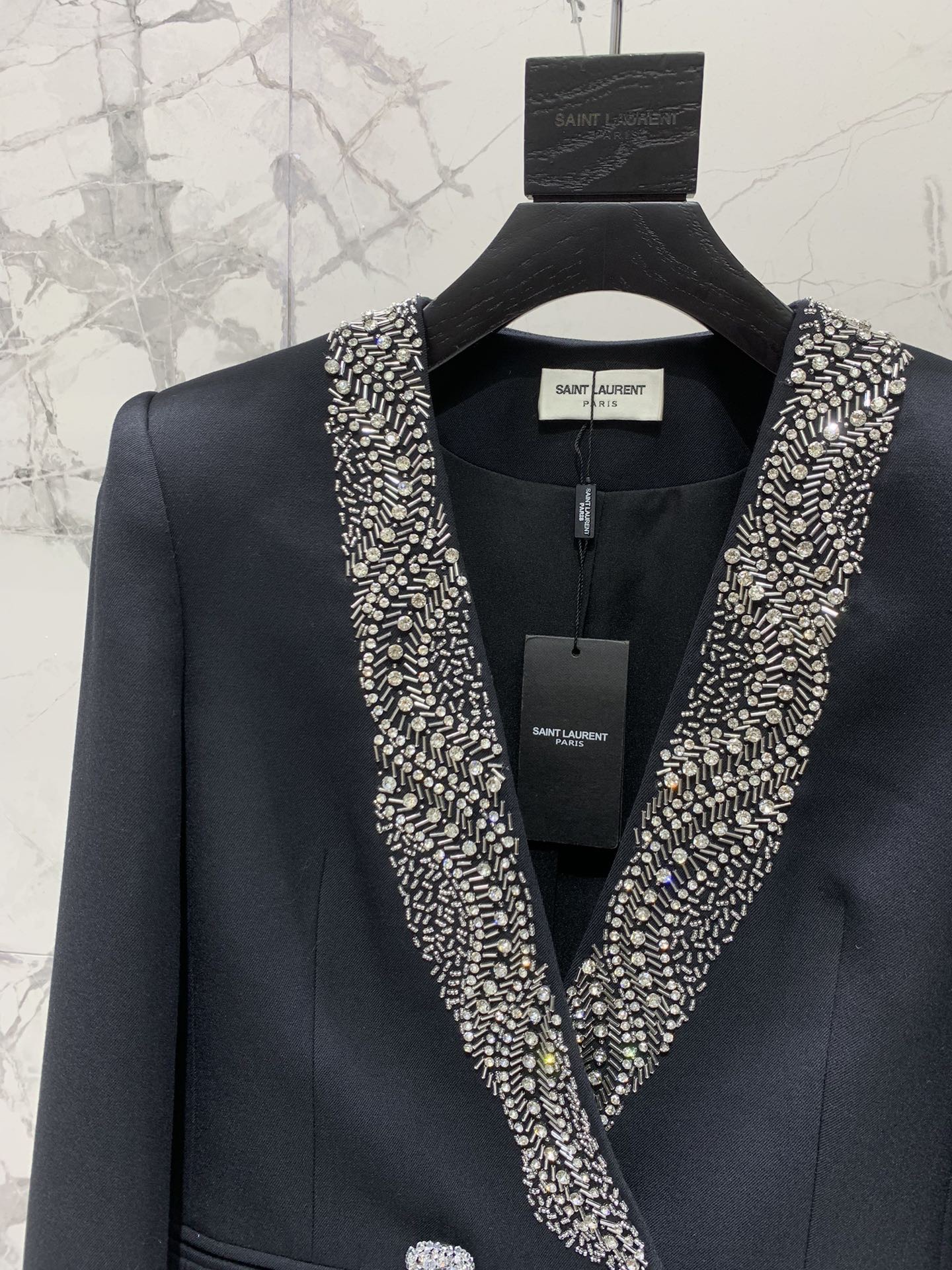 Платье-пиджак женское в стиле Saint Laurent из плотной костюмной ткани тёмно-синего цвета с жемчужным декором