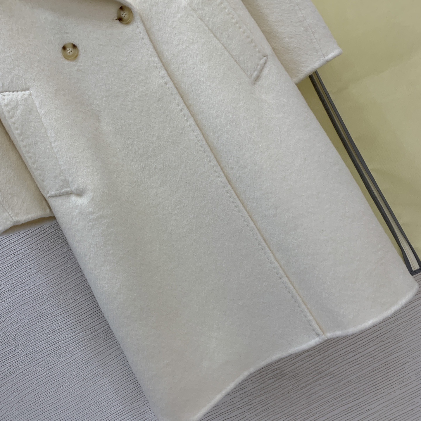 Пальто женское в стиле Max Mara молочного цвета с поясом