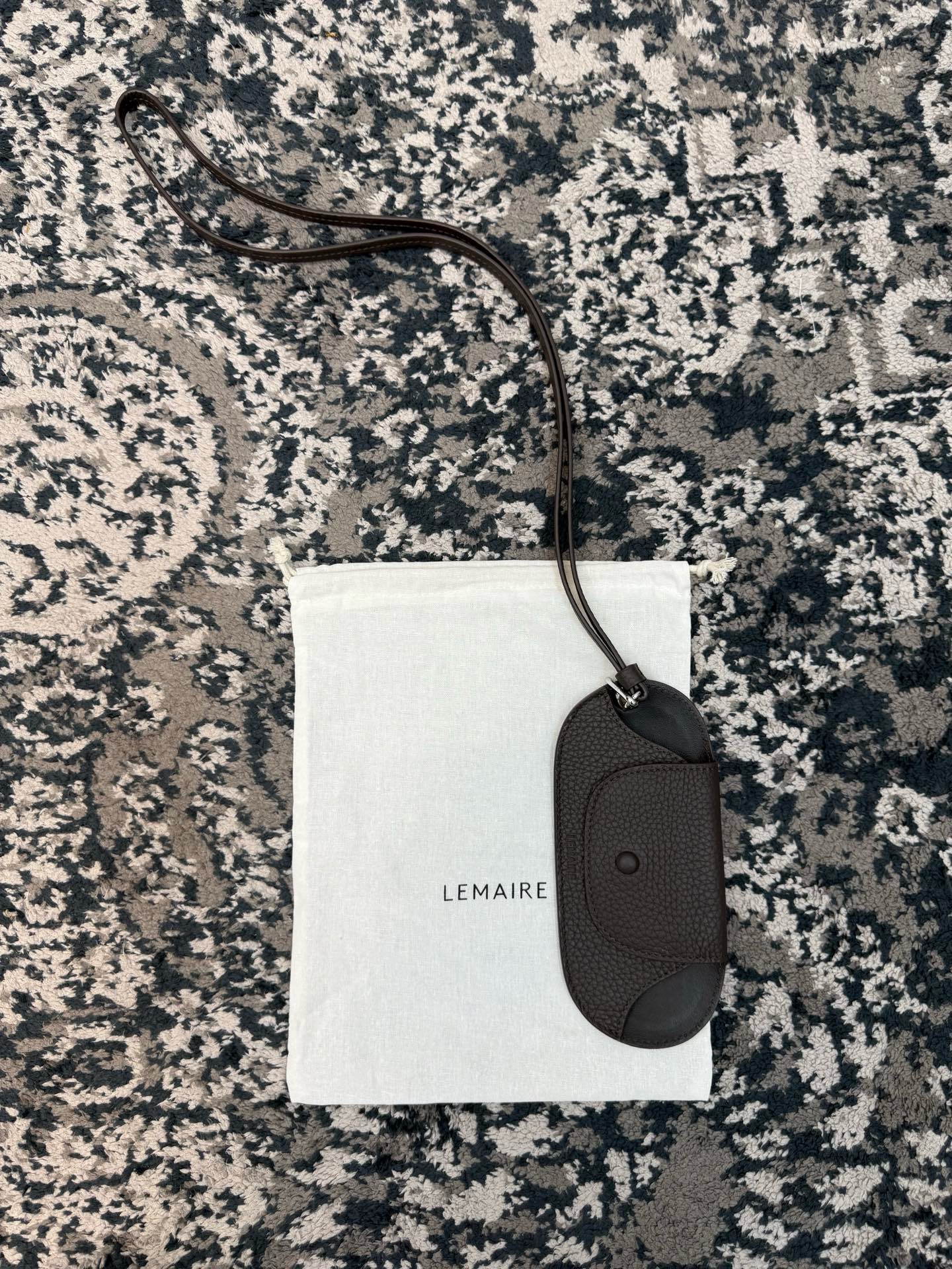 Чехол для очков Lemaire из натуральной кожи с ремешком