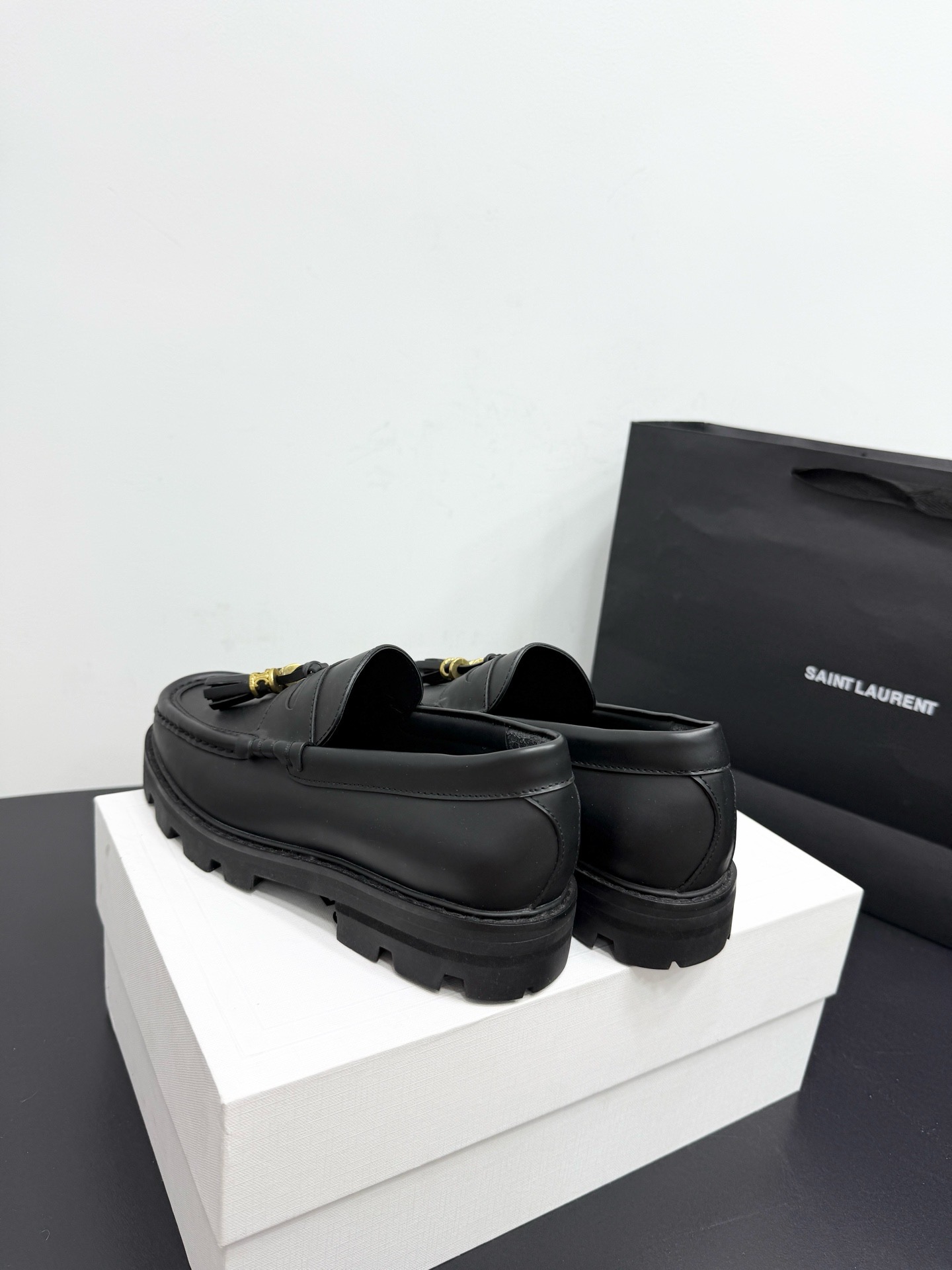 Лоферы женские в стиле Celine Triomphe с кисточками из натуральной кожи черного цвета
