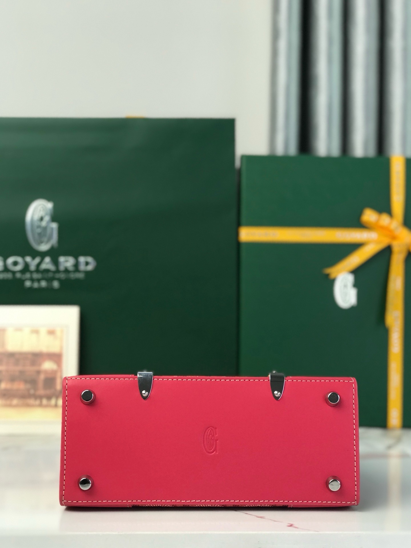 Сумка женская Goyard Saïgon Nano малинового цвета
