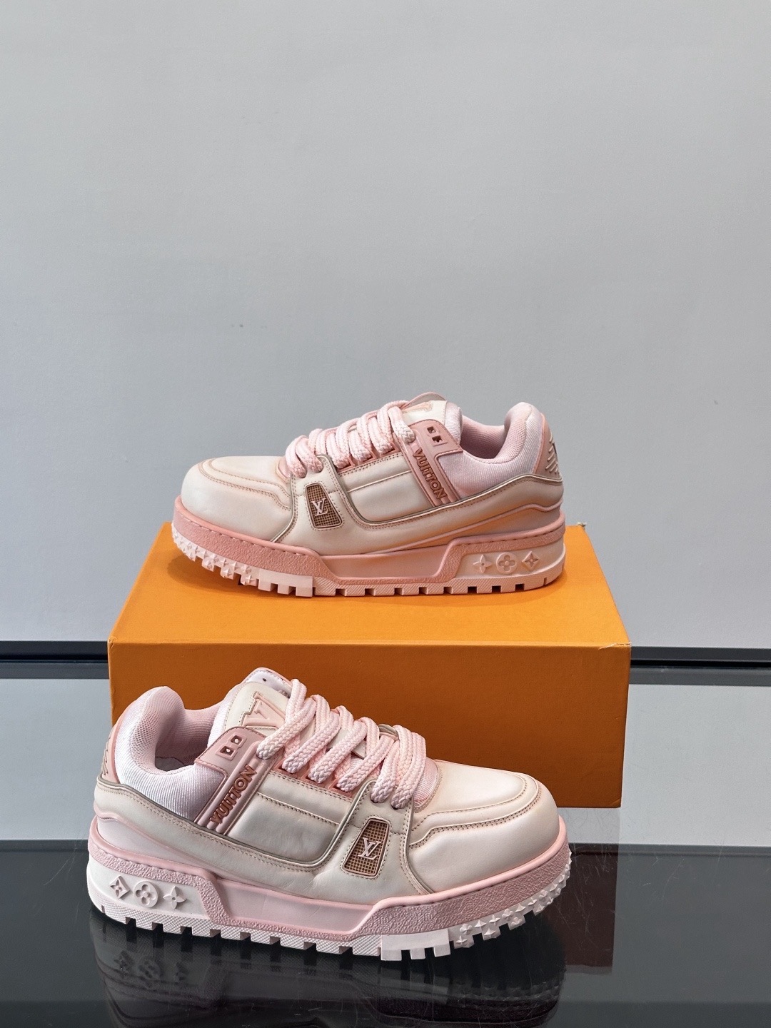 Кроссовки унисекс в стиле Louis Vuitton Trainer розового цвета