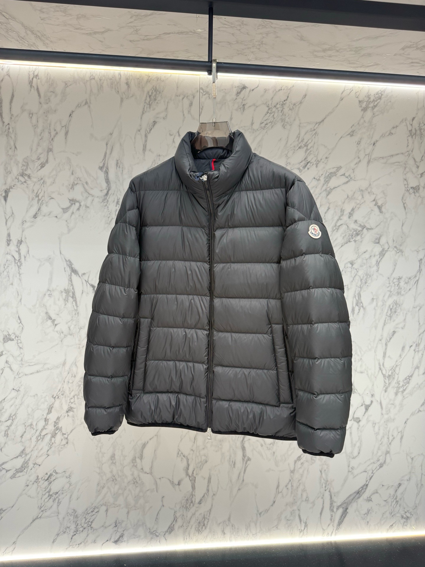 Пуховик мужской Moncler Acorus графитового цвета с натуральным пухом
