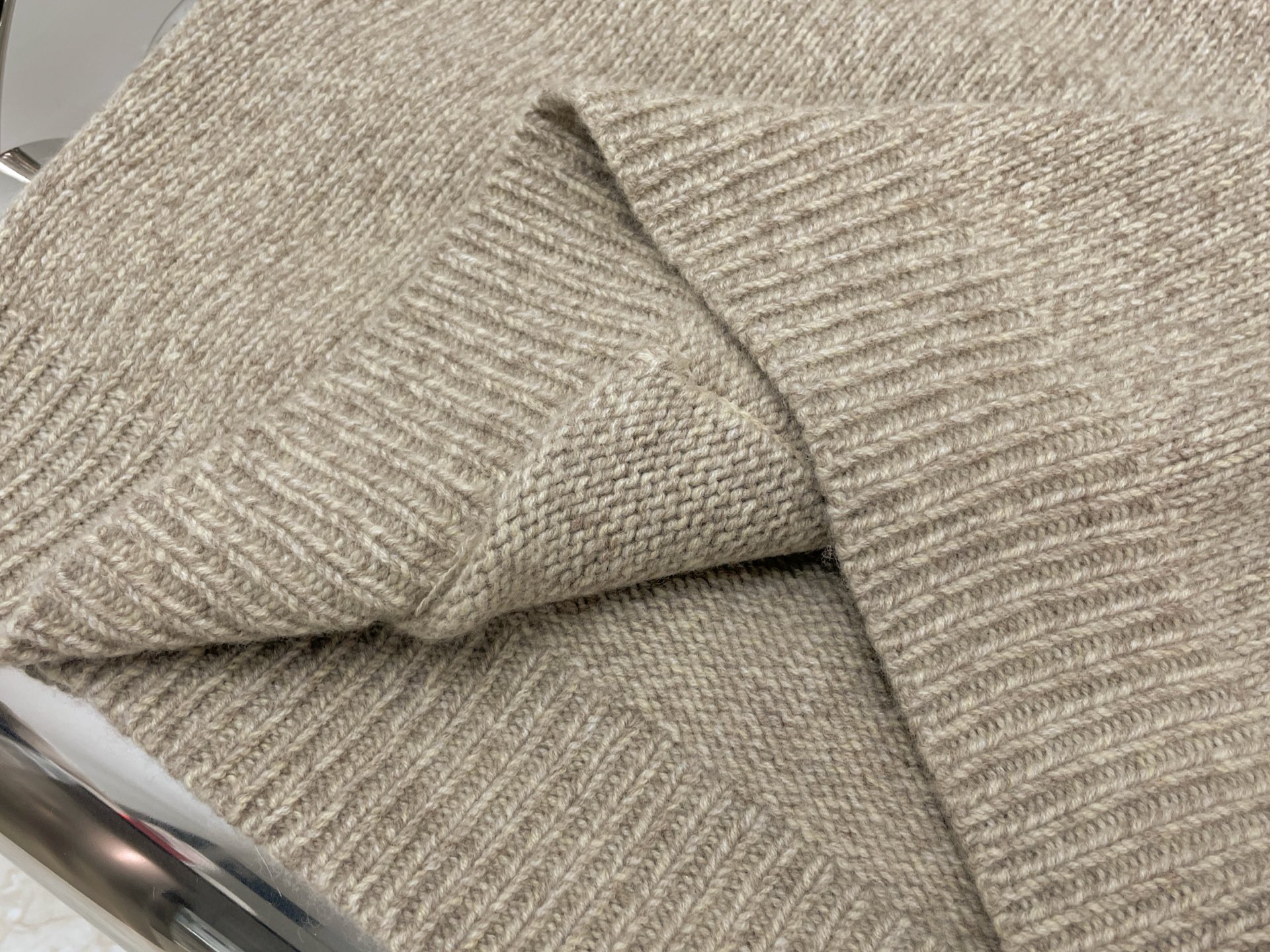 Свитер женский в стиле The Row из шерсти и кашемира бежевого цвета