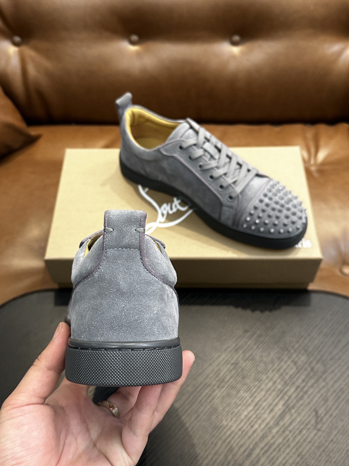 Кроссовки мужские в стиле Christian Louboutin серого цвета с шипами