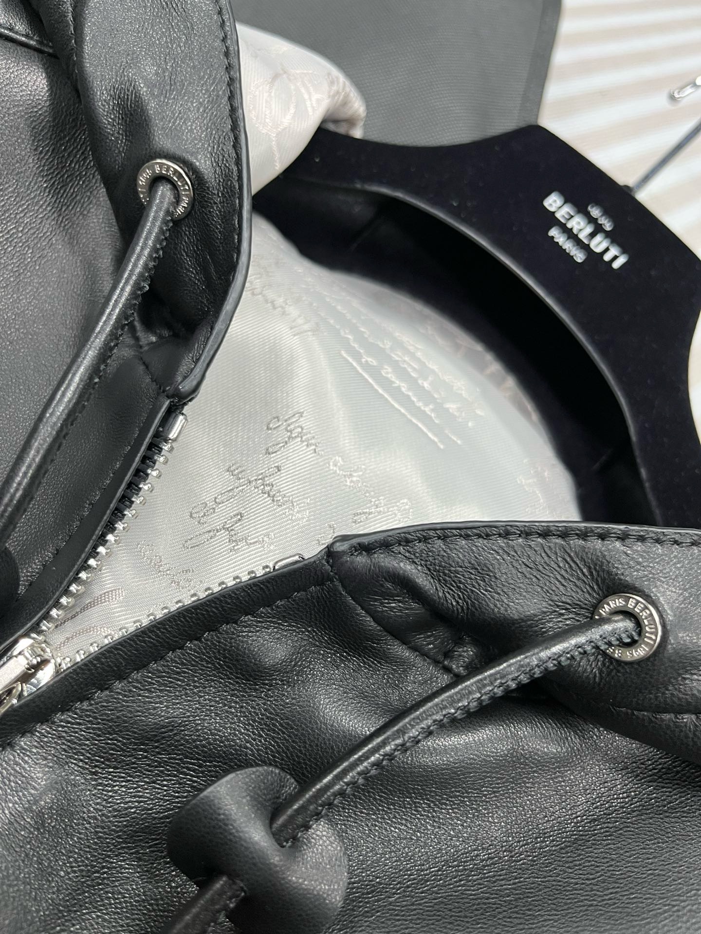 Куртка мужская Berluti чёрного цвета с капюшоном и трикотажной отделкой