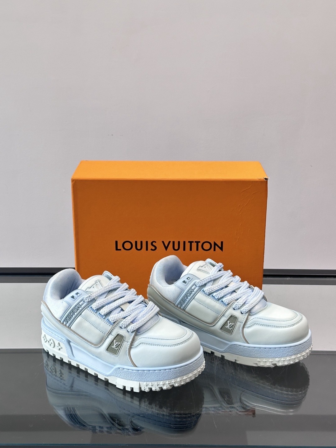 Кроссовки унисекс в стиле Louis Vuitton Trainer голубого цвета