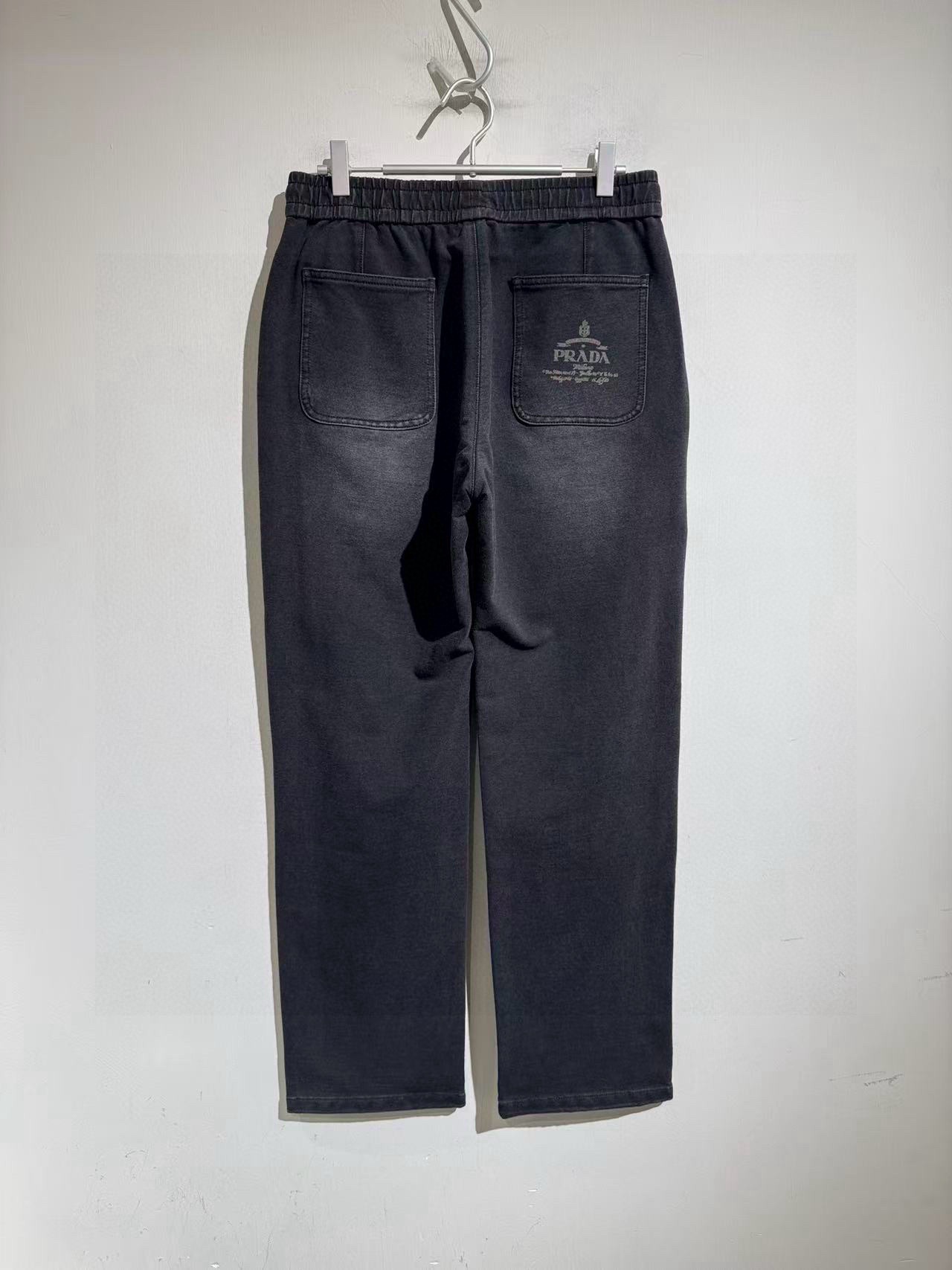 Брюки мужские в стиле Prada из денима тёмно-серого цвета с эластичным поясом