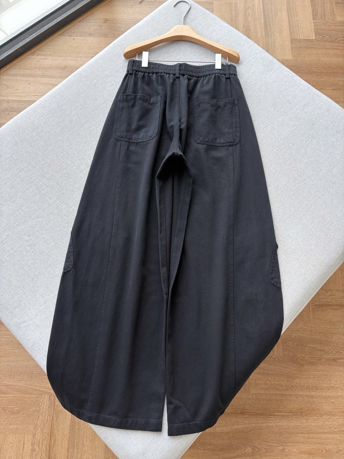 Брюки мужские в стиле Bottega Veneta хлопковые прямого кроя чёрного и бежевого цвета