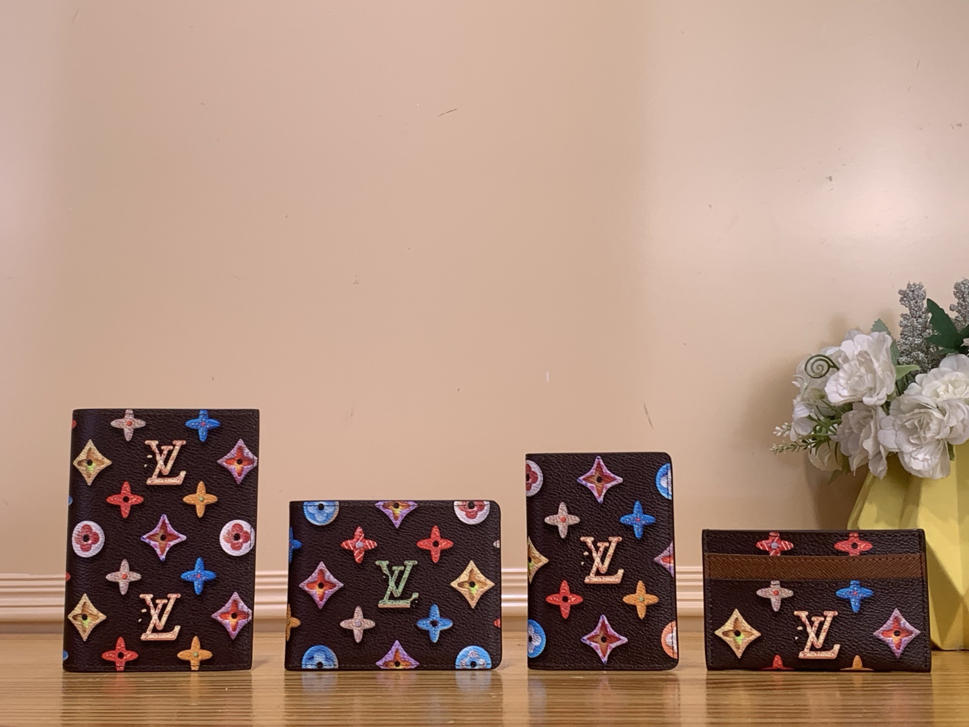 Обложка унисекс для паспорта в стиле Louis Vuitton Monogram Donuts коричневого цвета