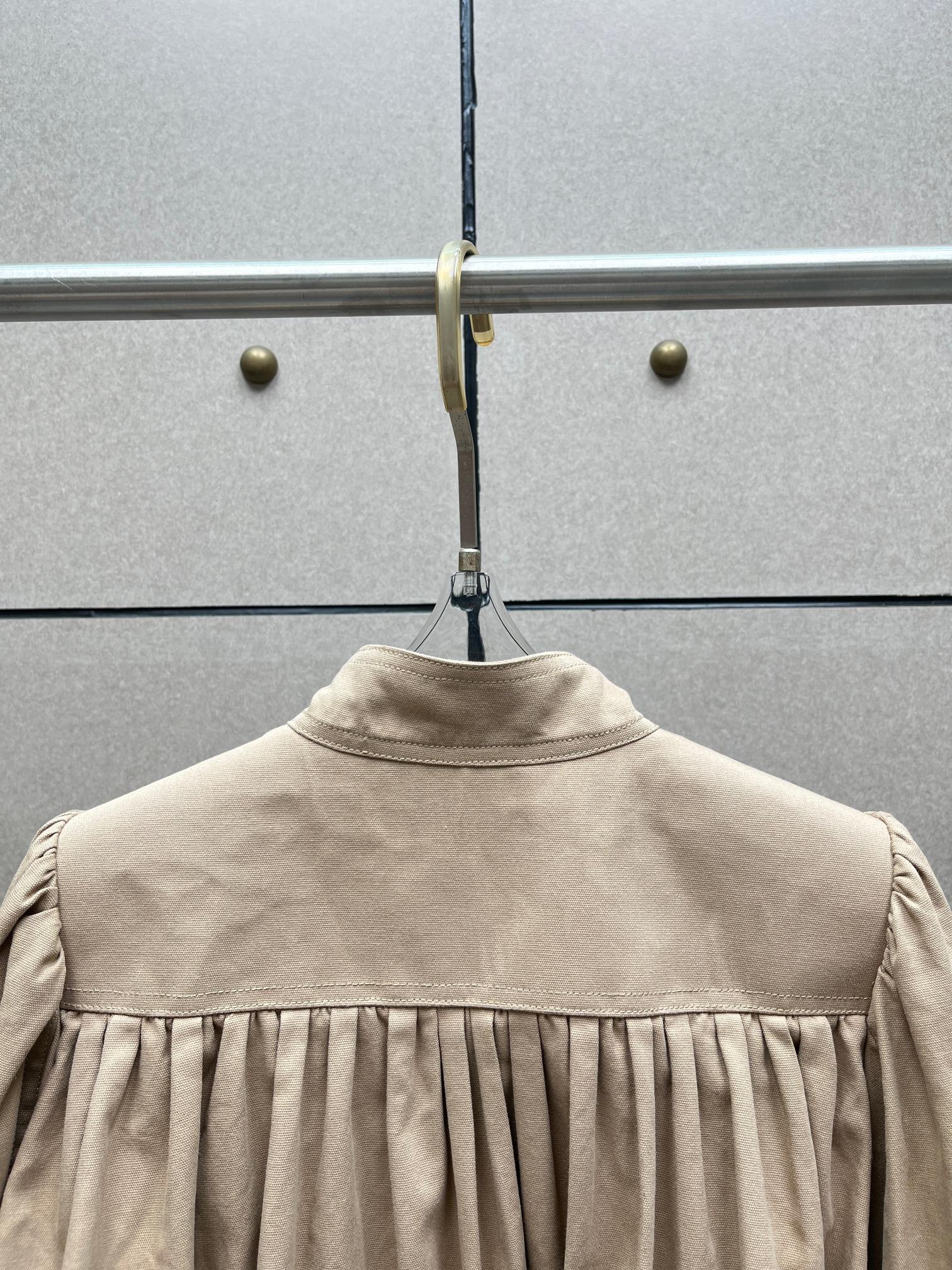 Куртка женская укороченная Chloé  бежевого цвета с воротником-стойкой и сборками