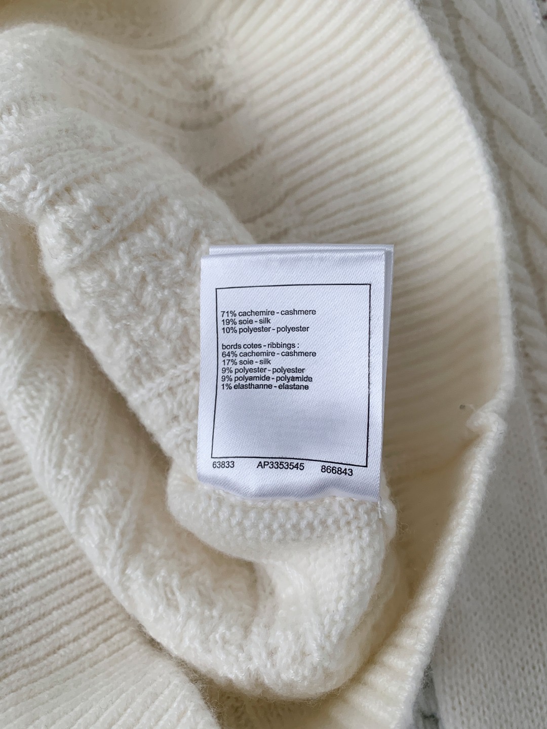 Свитер женский в стиле Chanel с высоким воротником и рельефной вязкой молочного цвета