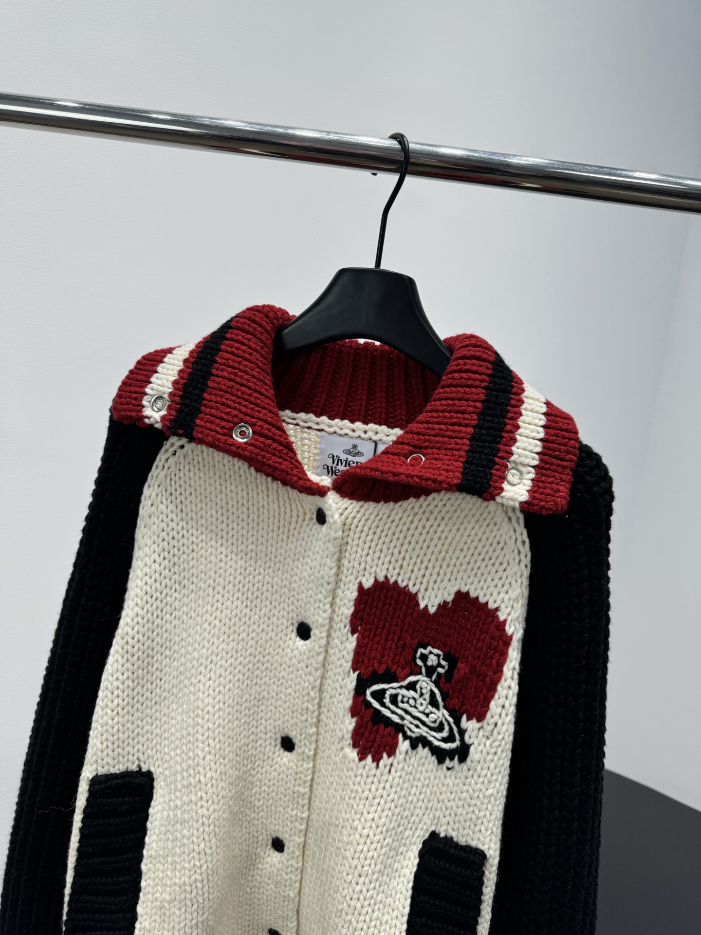 Кардиган женский в стиле Vivienne Westwood  с контрастными рукавами и вышивкой