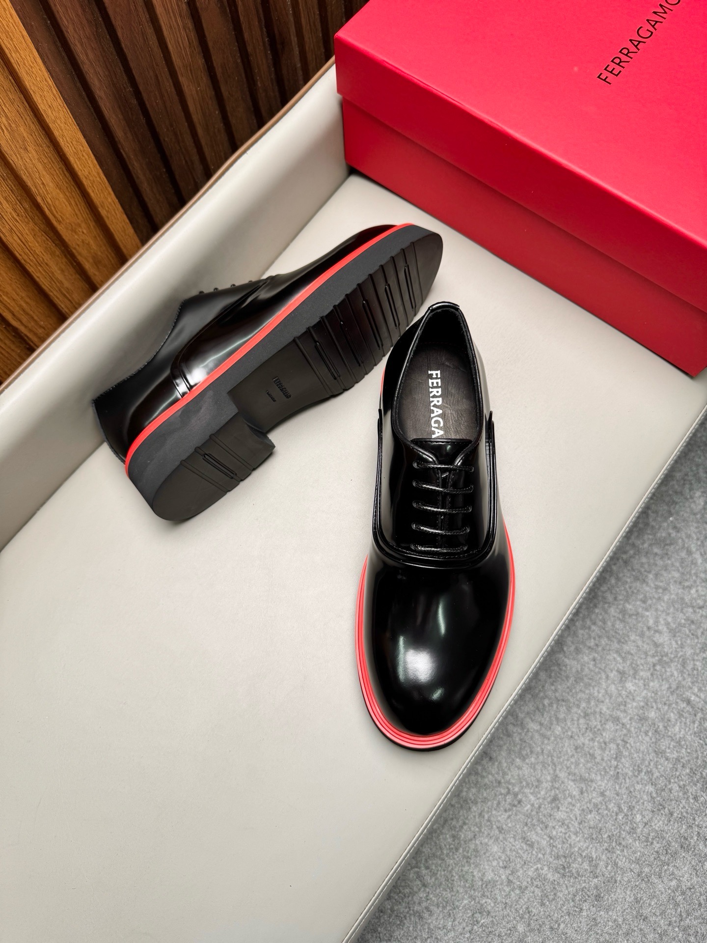 Туфли мужские в стиле Salvatore Ferragamo чёрного цвета с красной окантовкой