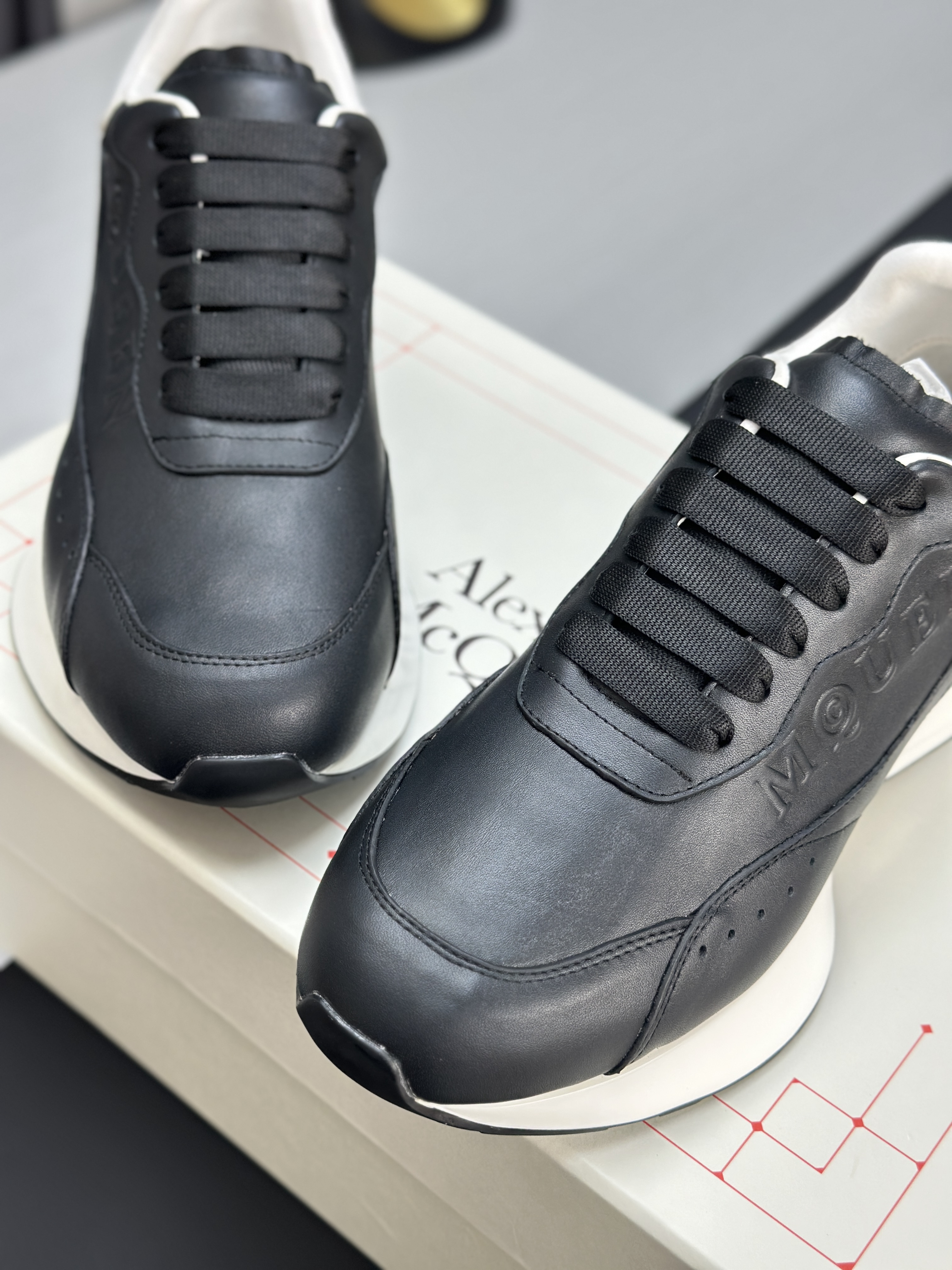 Кроссовки в стиле Alexander McQueen чёрного цвета с боковым логотипом