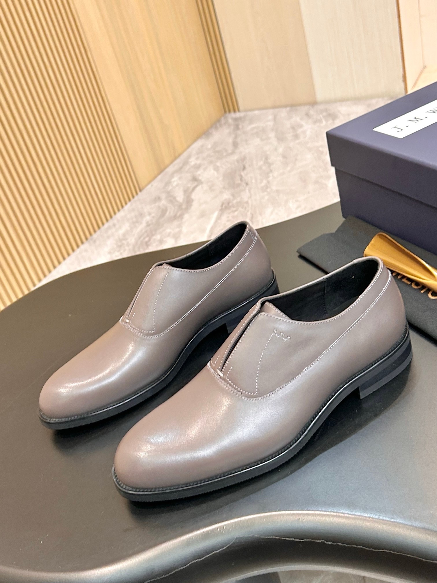 Туфли мужские J.M. Weston Iena Slip-On Oxford серо-бежевого цвета